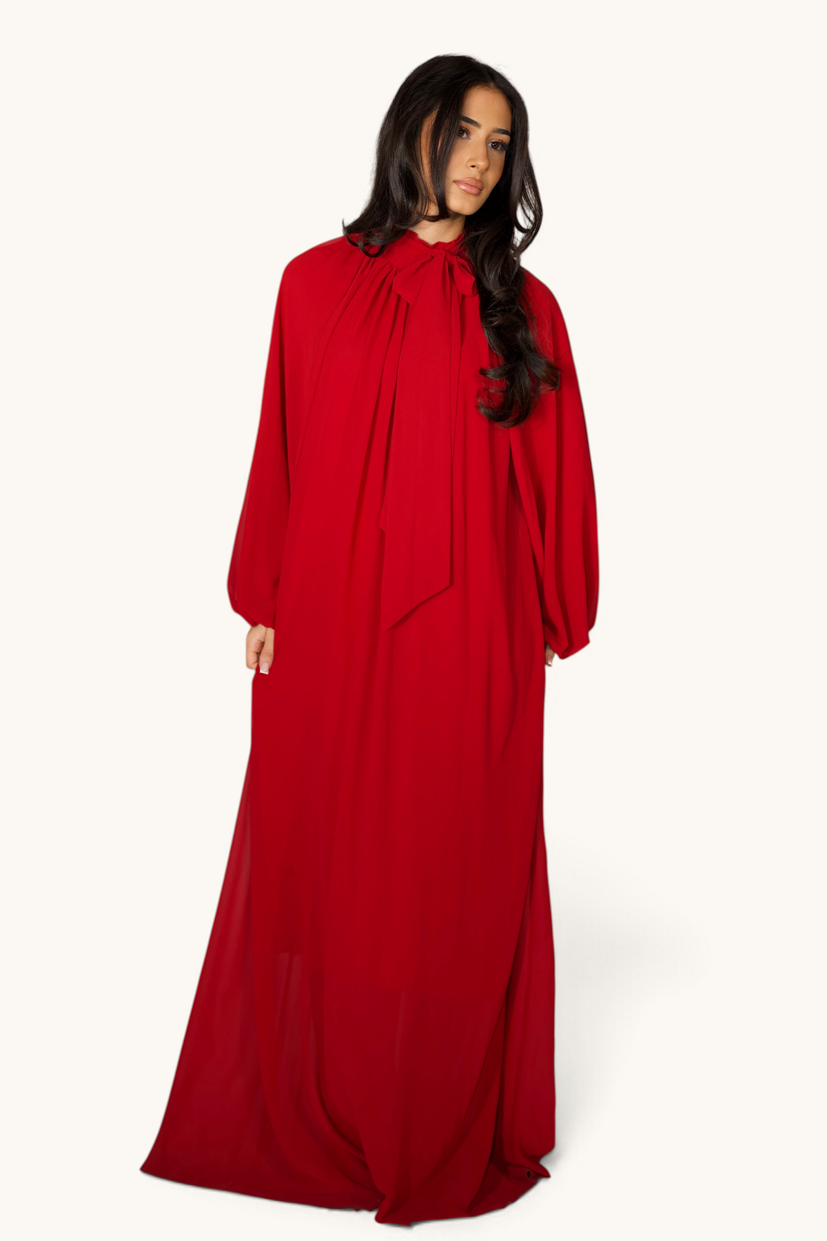 LOSYANA rotes Chiffon Maxikleid mit Ballonärmeln und Bindekragen an einem Model