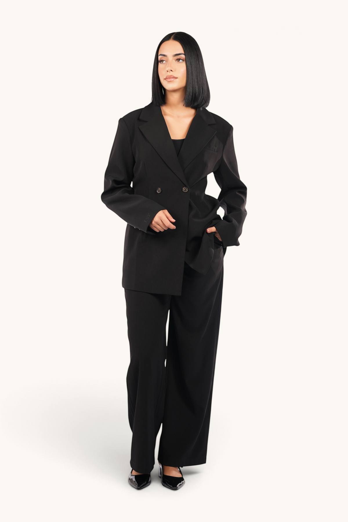 Schwarze Losyana.Shop Blazer mit Gürtel, elegante Jacke, modischer Schnitt, leichte Stoffqualität, stilvoll für Damen.