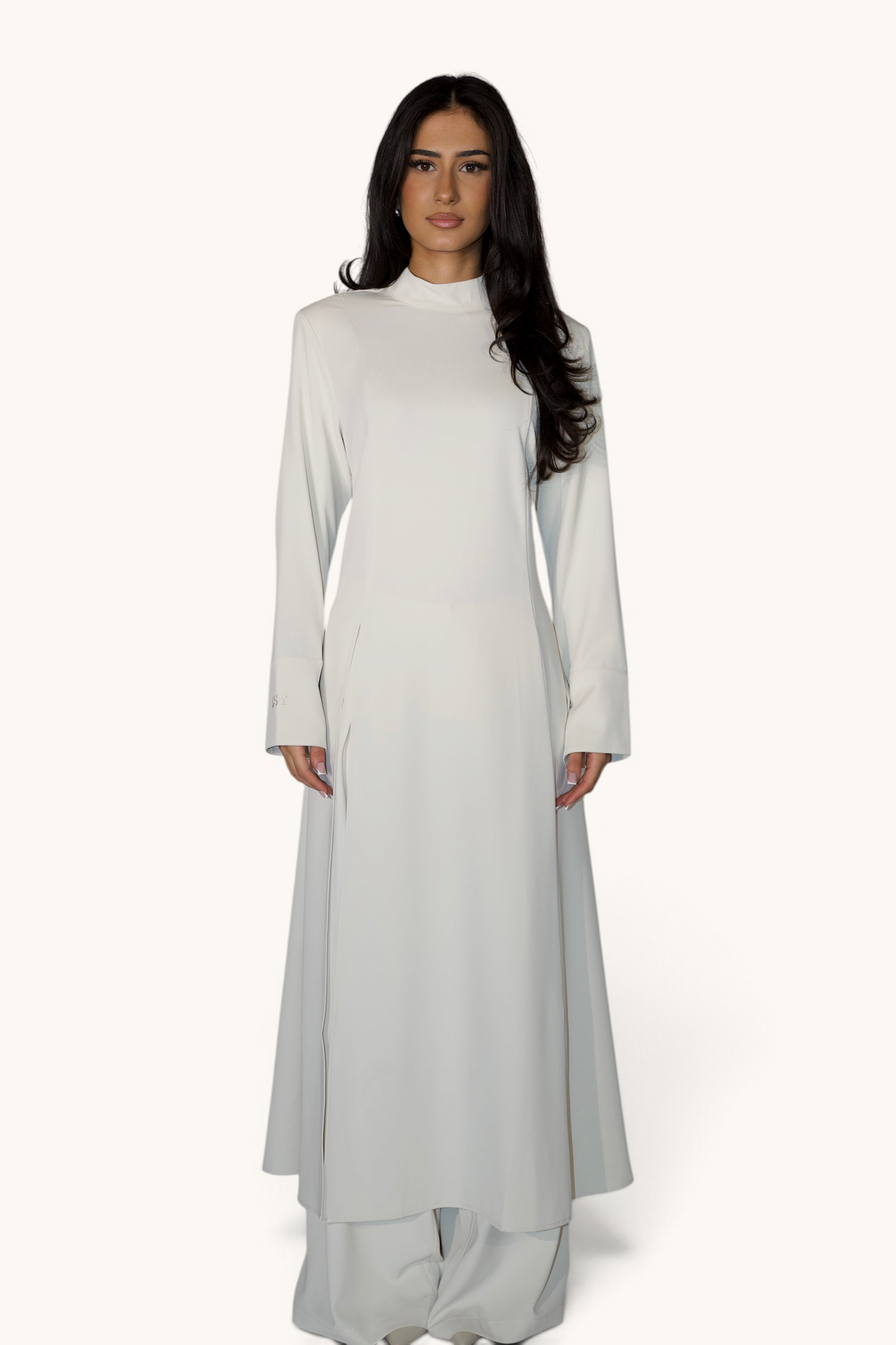 LOSYANA Zweiteiler in Creme mit langem Oberteil, Stehkragen und weiter Hose an einem Model