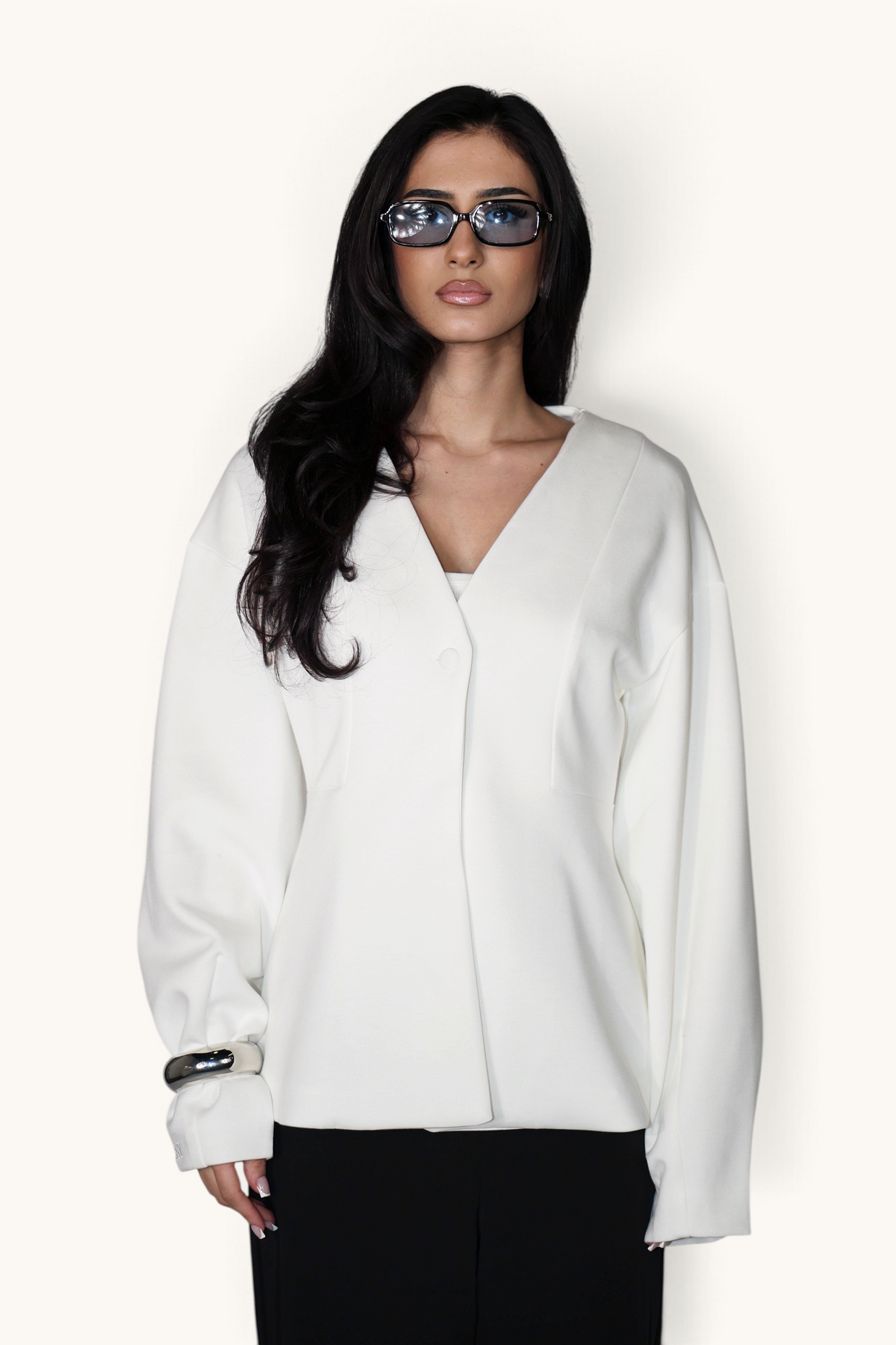 LOSYANA Opera Blazer in Weiß mit taillierter Passform und doppelt geknöpfter Front an einem Model mit Sonnenbrille