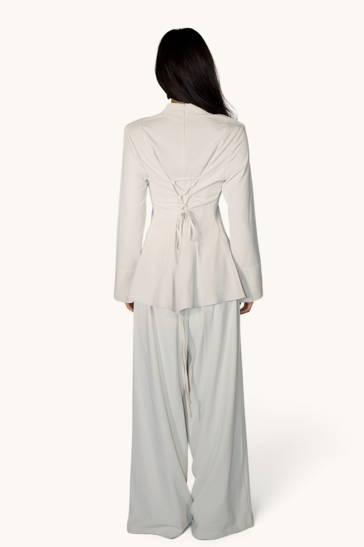 LOSYANA Zweiteiler in Creme mit Corset-Schnürung am Rücken und weit geschnittener Hose, Rückansicht
