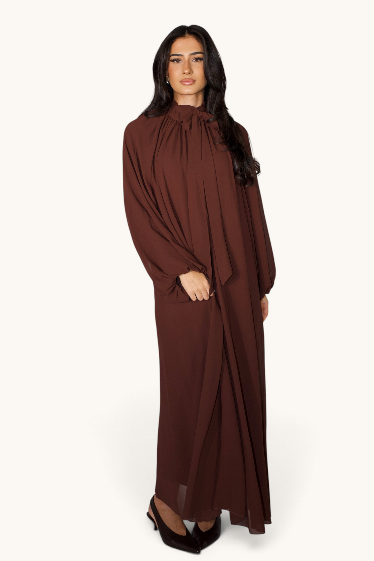 LOSYANA Maxikleid aus espressofarbenem Chiffon mit Ballonärmeln und Bindekragen an einem Model