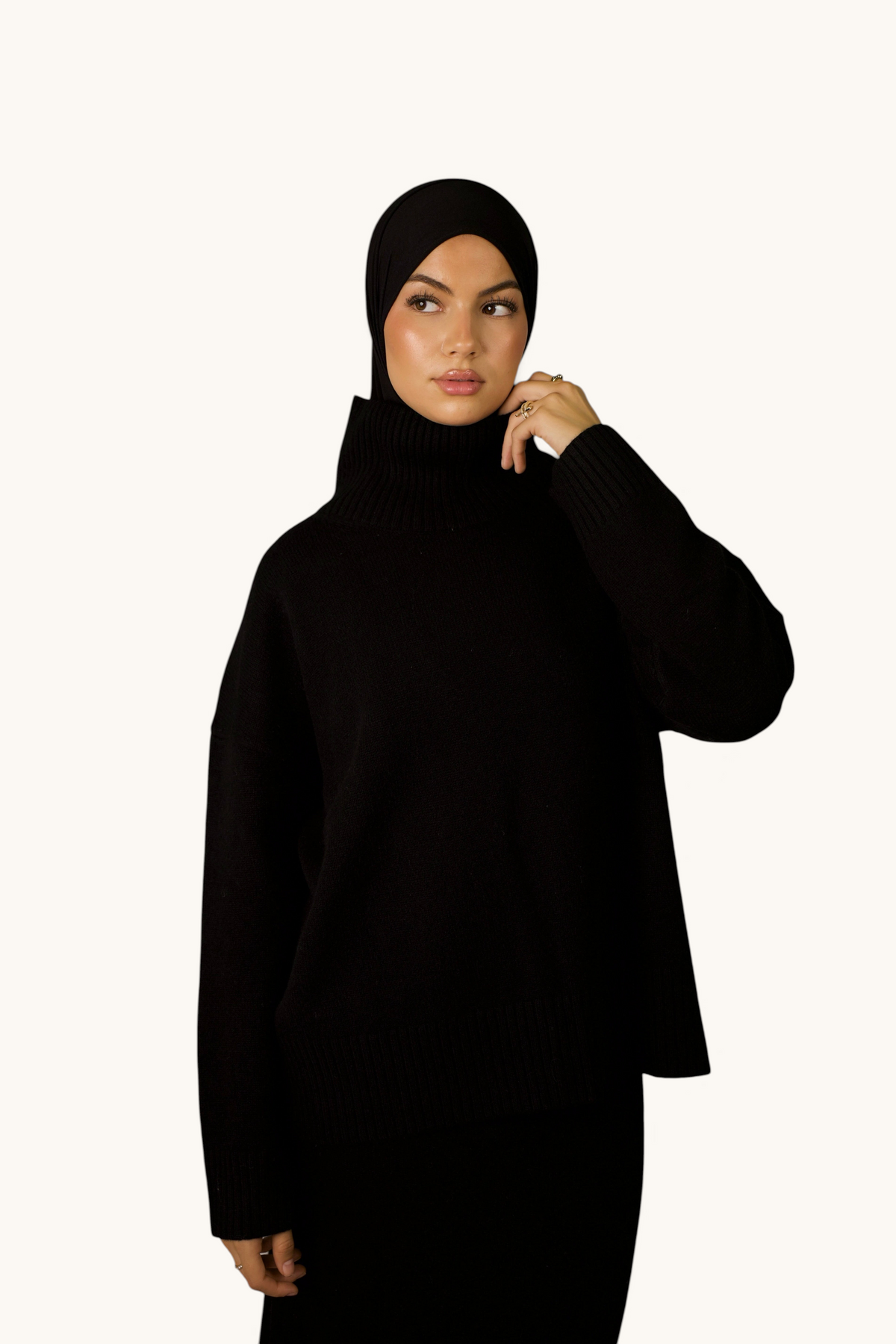 LOSYANA schwarzer Wollpullover mit hohem Stehkragen und lockerer Passform an einem Model mit schwarzem Hijab