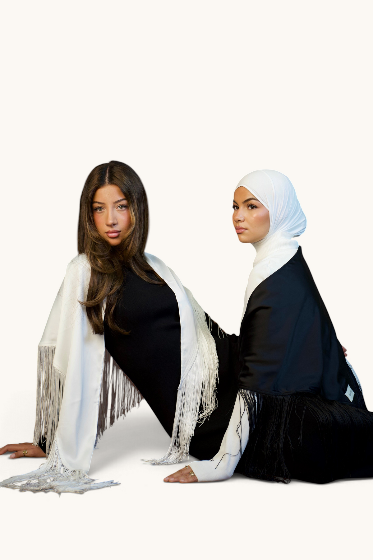 Schwarzes Fransen Cape von LOSYANA, elegantes Oberteil mit fransigem Design, auf hellem Hintergrund fotografiert