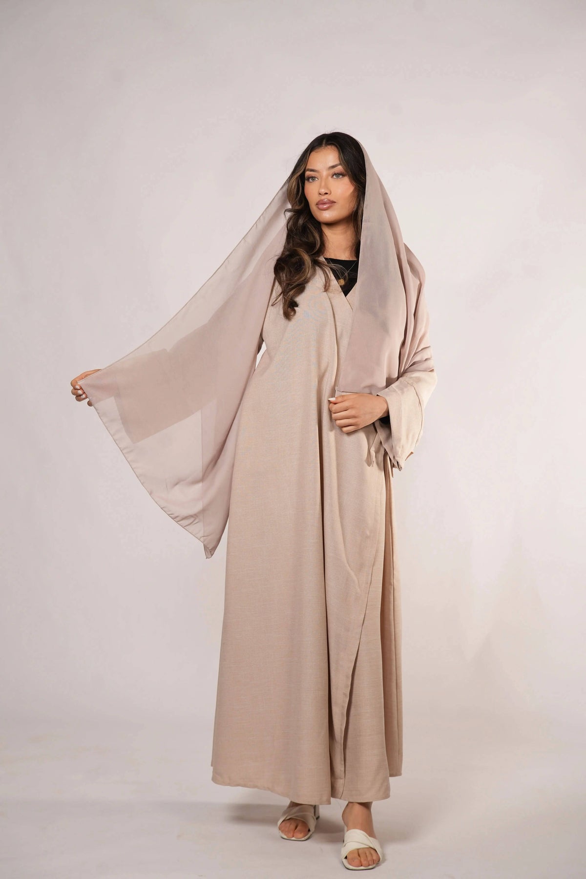 Wickel Abaya Amira Rose von Losyana.Shop, elegante schwarze Abaya mit Wickelstil und rosafarbenen Akzenten, Nahaufnahme des Stoffes