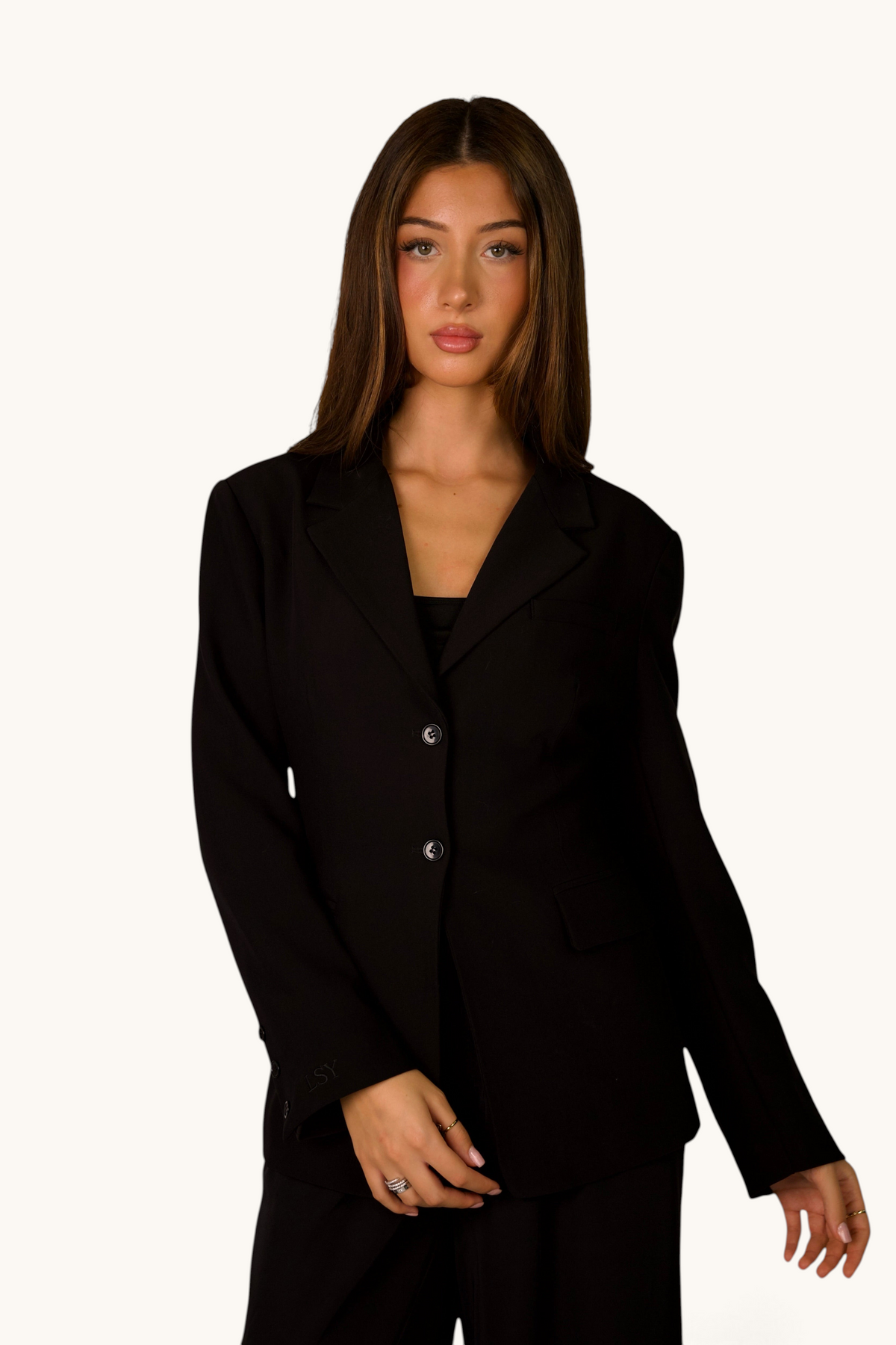 LOSYANA taillierter schwarzer Blazer mit doppeltem Knopfverschluss und moderner Passform an einem Model