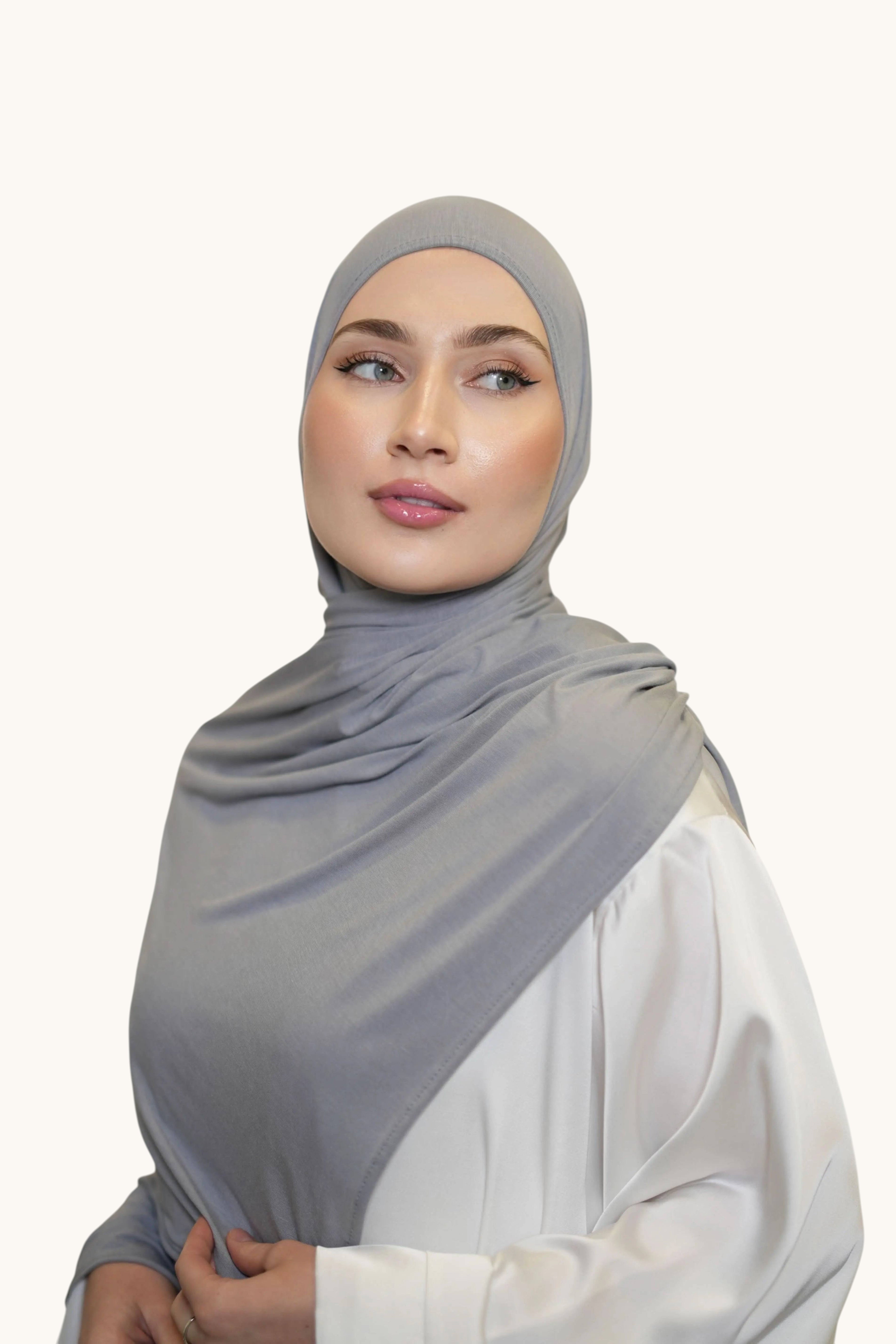 Grauer Hijab Vela Jersey von Losyana.Shop, weiche, bequeme Stoffqualität, perfekt für modische Kopfbedeckung.