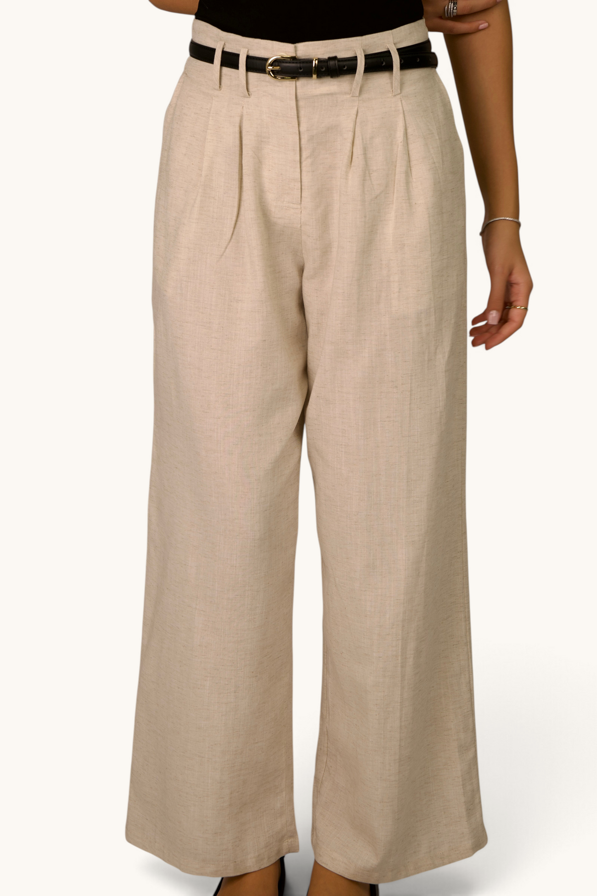 LOSYANA beige Leinenhose mit weitem Bein, hoher Taille und schwarzem Gürtel, getragen von einem Model.