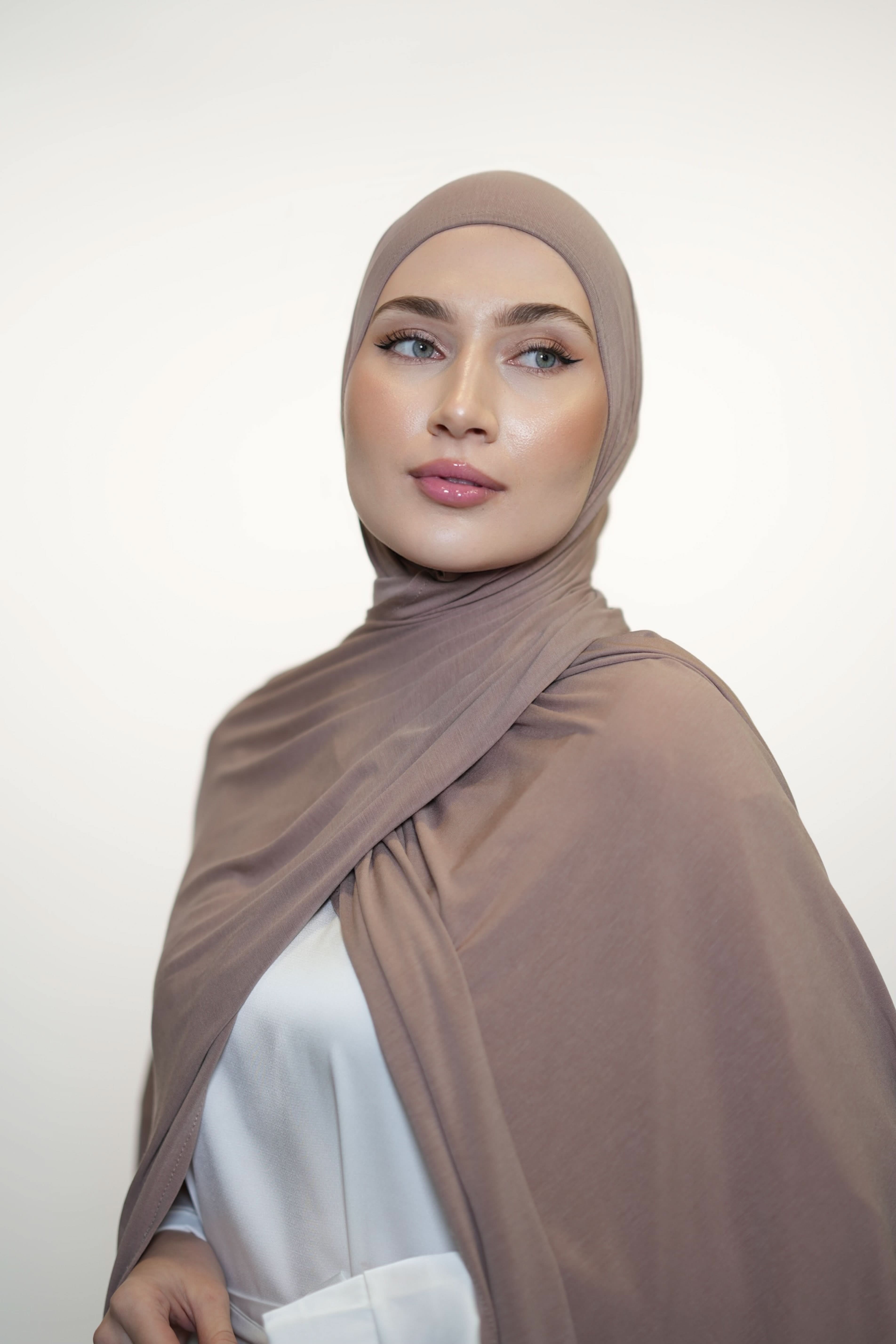 Hübscher Vela Jersey Hijab in Pilzfarbe von Losyana.Shop, weiches, bequemes Kopftuch aus Jersey-Stoff, detailreiche Textur sichtbar