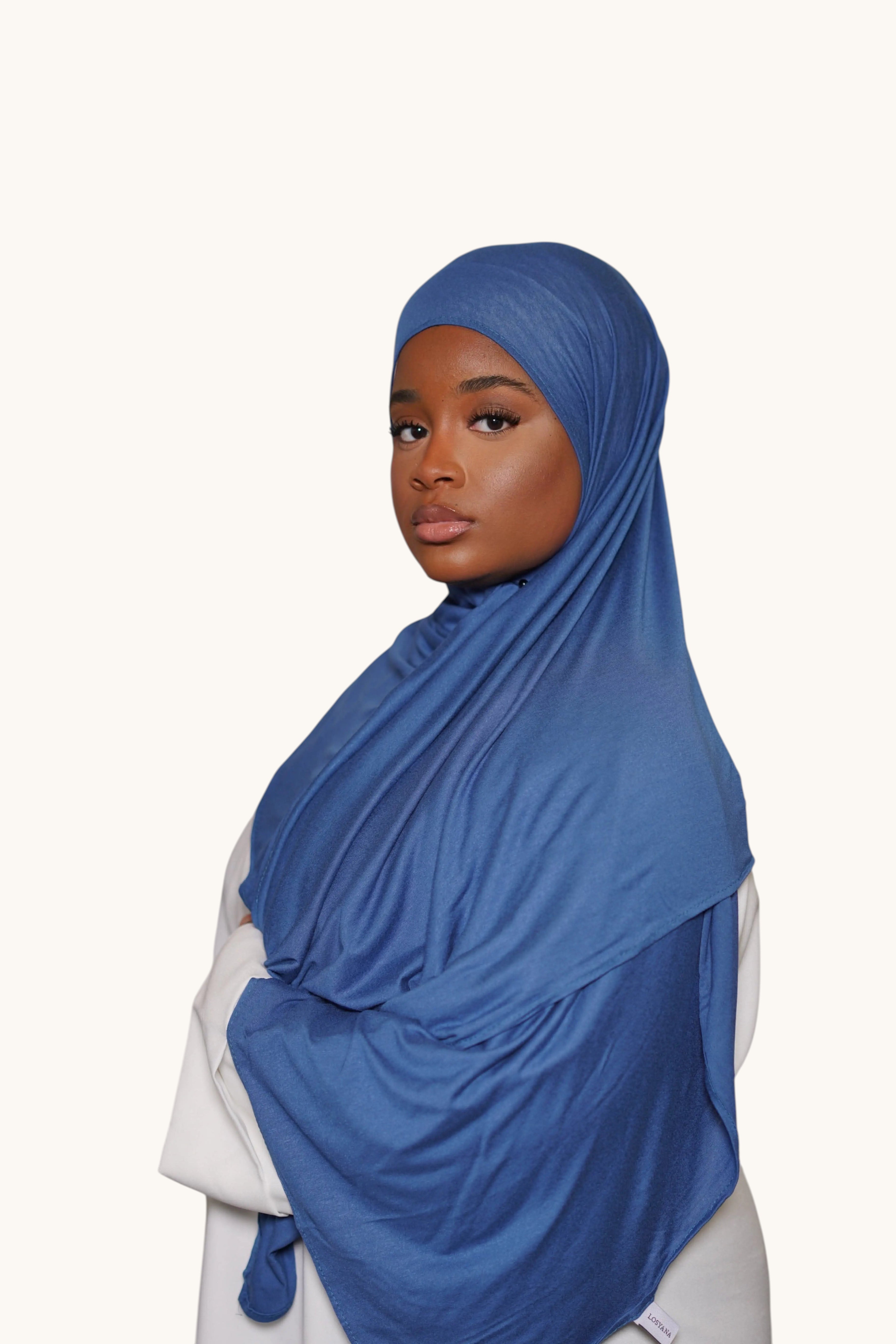 Hellblaues Losyana.Shop Jersey aus weicher Baumwolle, zeigt den klassischen Schnitt und feine Details an der Vorderseite.