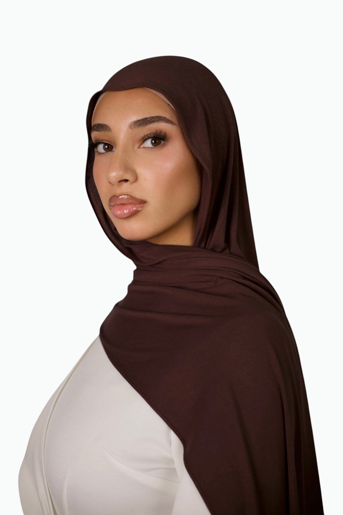 Hijab Breeze Jersey in Espresso, bequem und stilvoll, aus weichem Jersey-Stoff, zeigt den eleganten Hijab von Losyana.Shop.