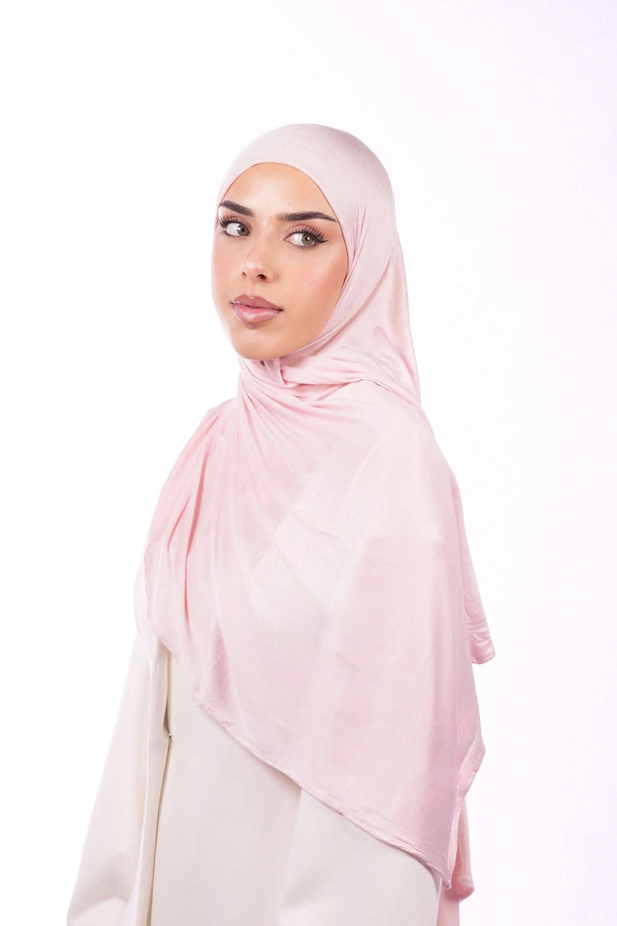 Weiches Bambus-Jersey in zartem Rosé, ideal für bequeme Kleidung, zeigt die Textur und den feinen Stoff des Losyana.Shop Produkts.