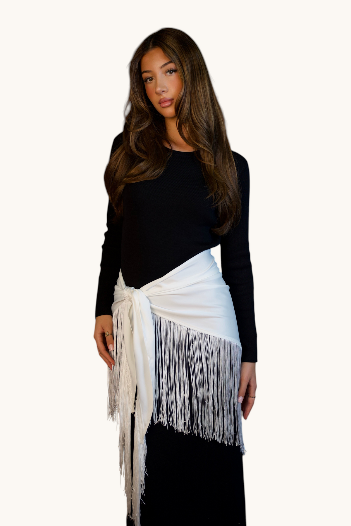 LOSYANA weißes Satin-Cape mit langen Fransen, getragen als modisches Accessoire über einem schwarzen Outfit