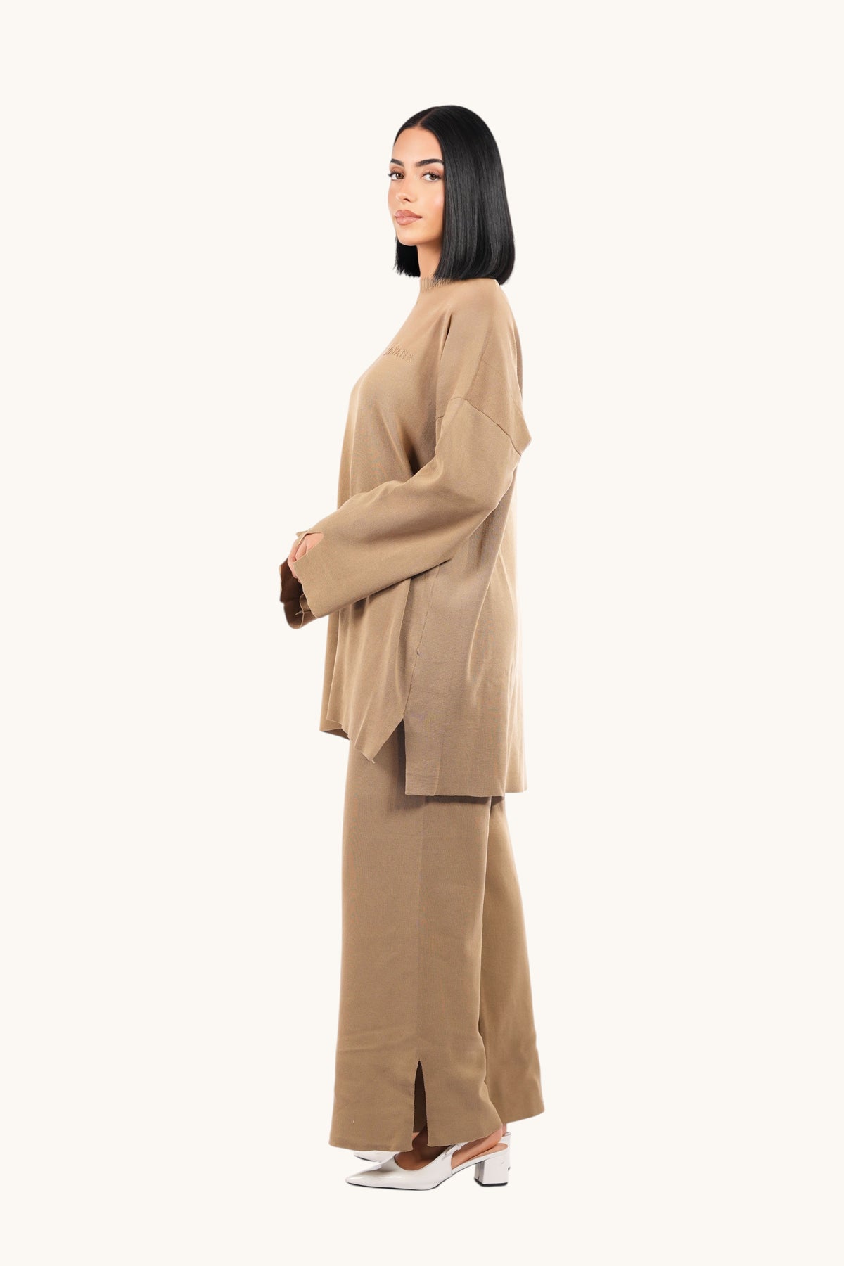 Losyana.Signature Cotton Set in Khaki, bequeme Baumwollkleidung, sichtbar mit lockerem Schnitt und elastischem Bund.