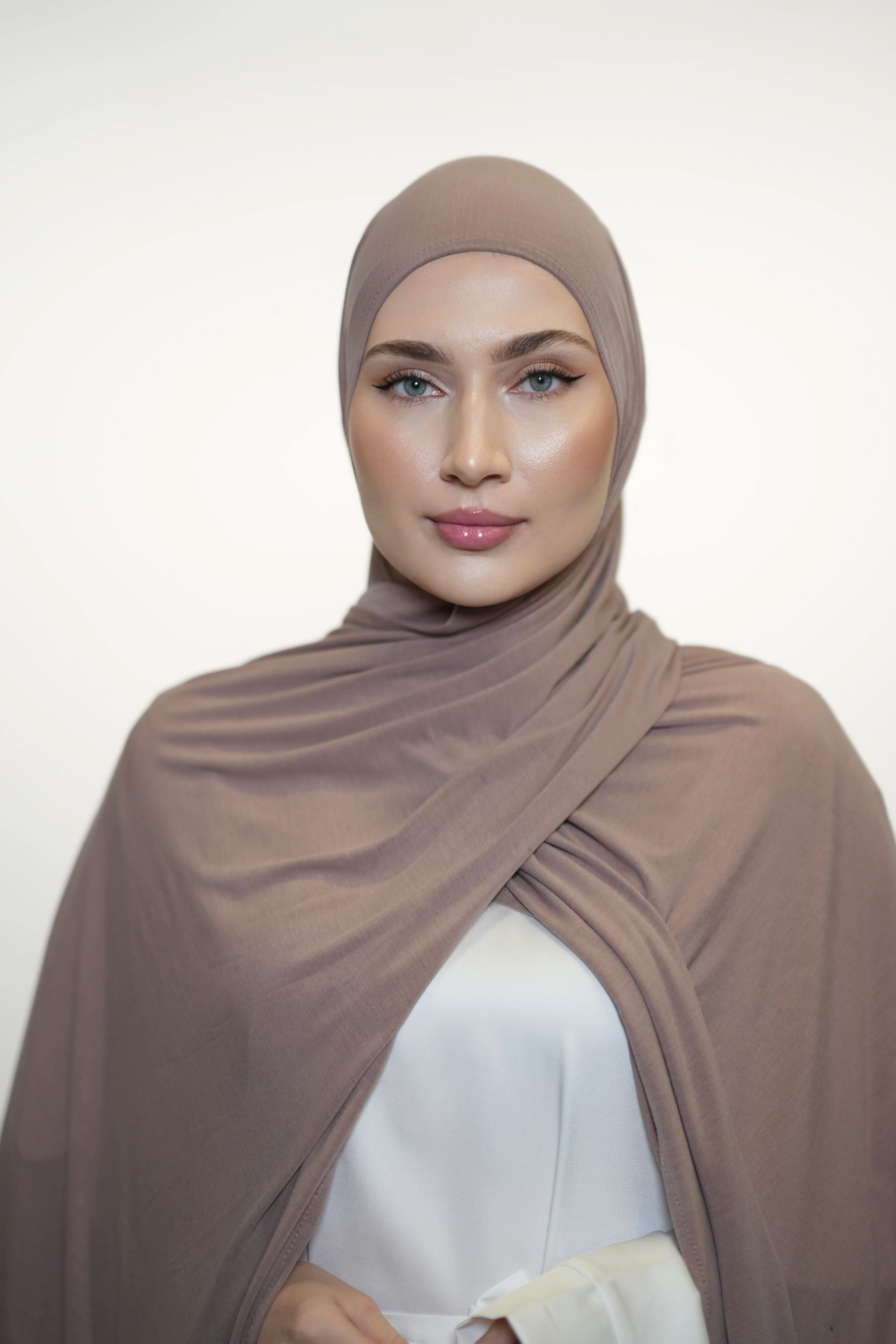 Himbeerfarbenes Vela Jersey Hijab von Losyana.Shop, weiches Stretchmaterial, modischer Kopftuchstoff für Damen