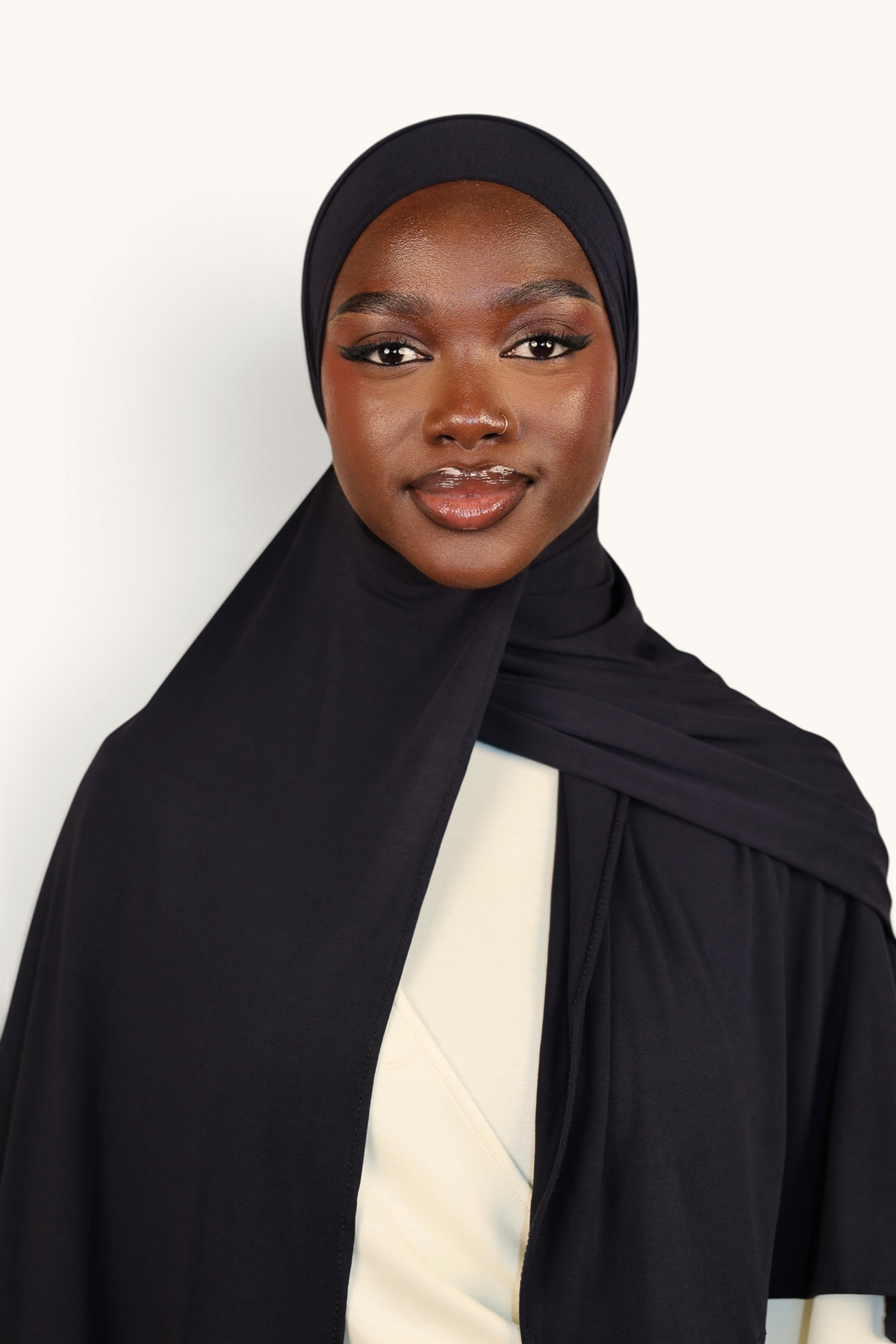 Navy Breeze Jersey Hijab von Losyana.Shop, leichtes und bequemes Kopftuch aus Jersey-Stoff, auf dem Bild sichtbar.