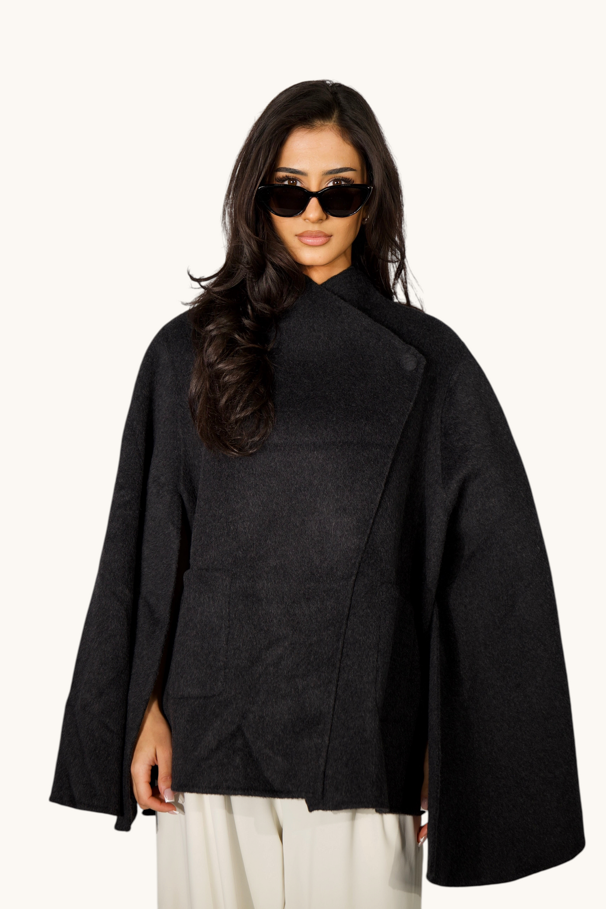 Dunkelgraue Wollcape-Jacke von LOSYANA, warm und stilvoll, mit breiten Schnitt und eleganten Details.