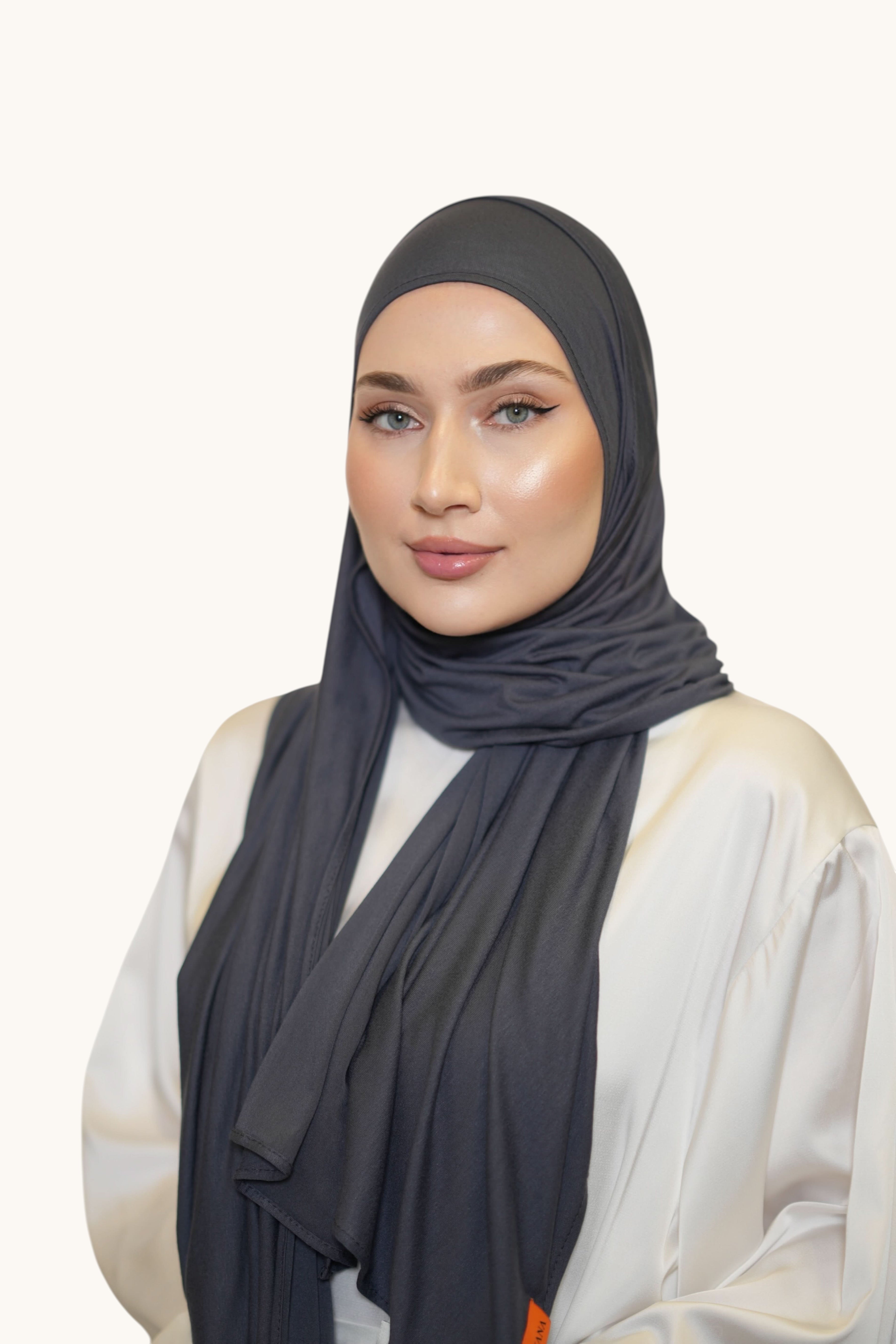 Grauer Hijab aus Jersey, weich und bequem, getragen von einer Frau, zeigt den lockeren, eleganten Stil des Losyana.Shop Hijabs.