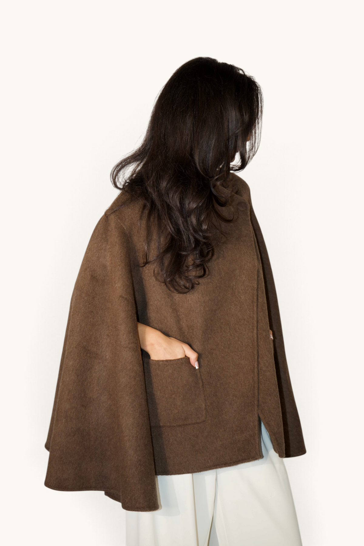 Wollcape Jacke von LOSYANA in Schokoladenfarbe, elegante warme Jacke mit kuscheligem Wollstoff, detailreiche Verarbeitung.