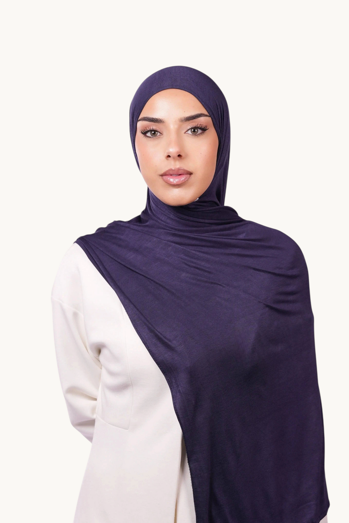 Bambus-Jersey-Hijab in Marineblau, weich und bequem, von Losyana.Shop, zeigt das Stoffdesign und die Textur des Hijabs.