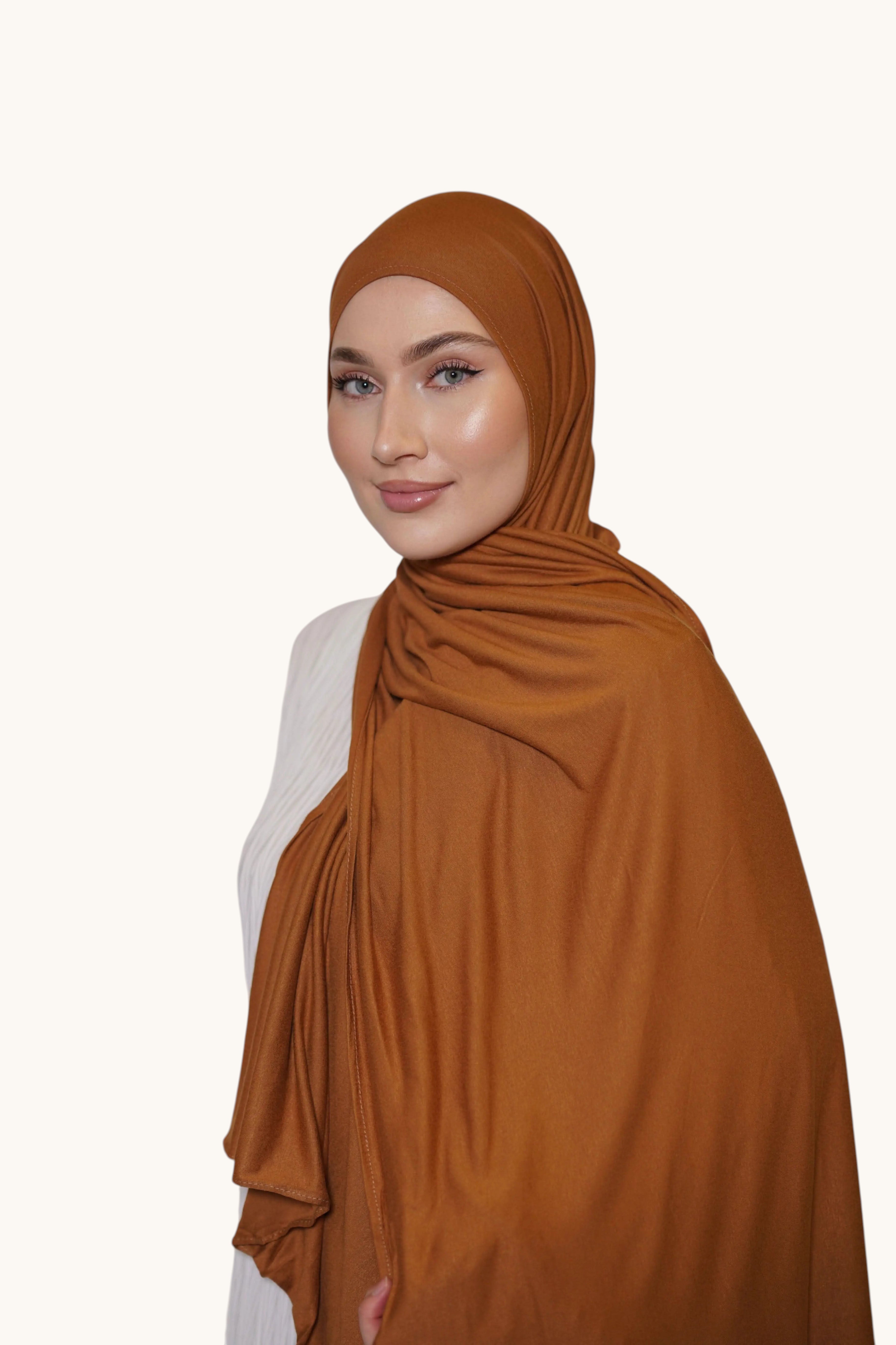 Weiches caramelfarbenes Losyana.Shop Jersey aus Baumwolle, zeigt detaillierte Textur und lockeren Schnitt.
