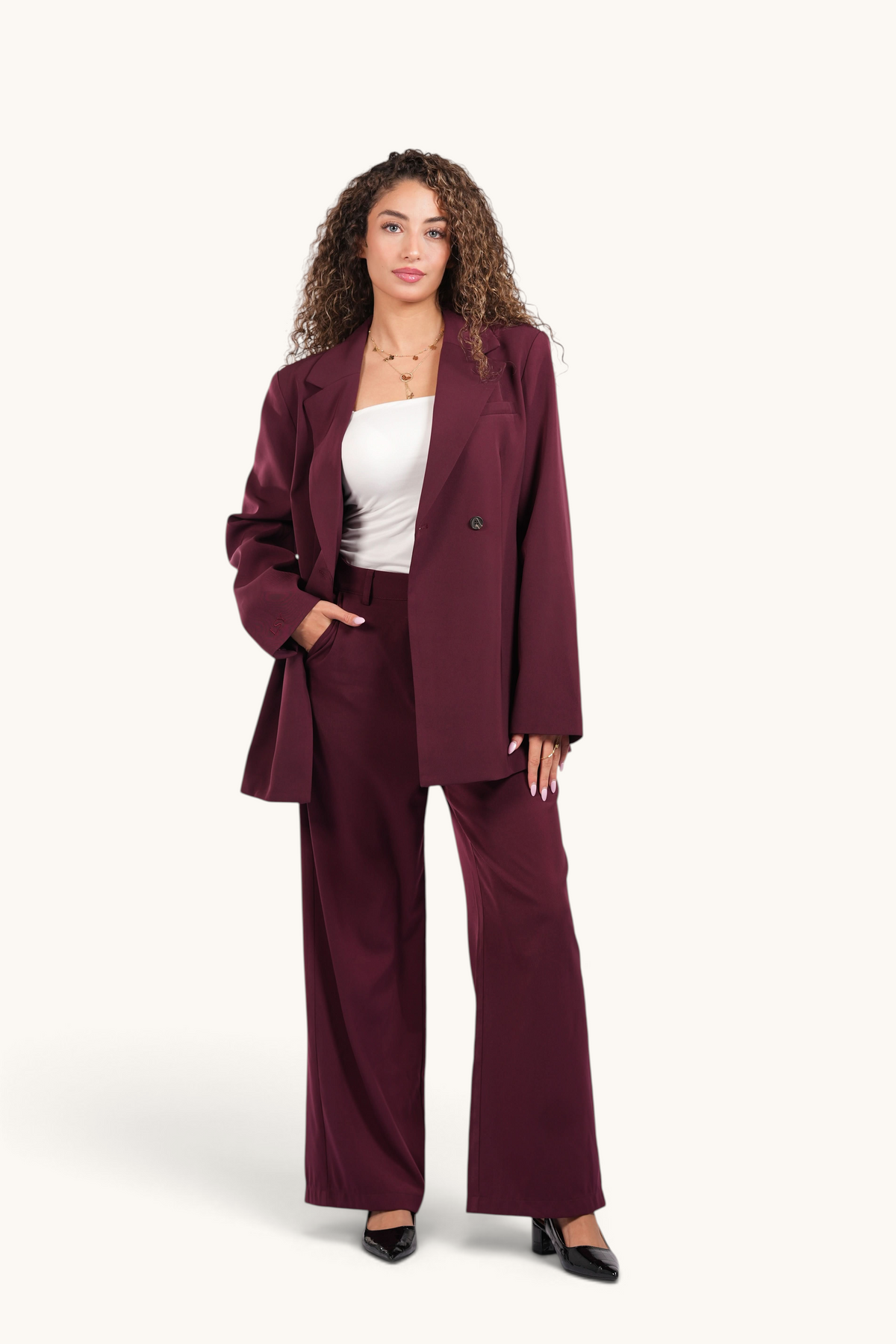Bordeaux-farbene Losyana.Shop Hose, die noble Pants, aus weichem Stoff, mit passendem Schnitt und stilvollem Design.
