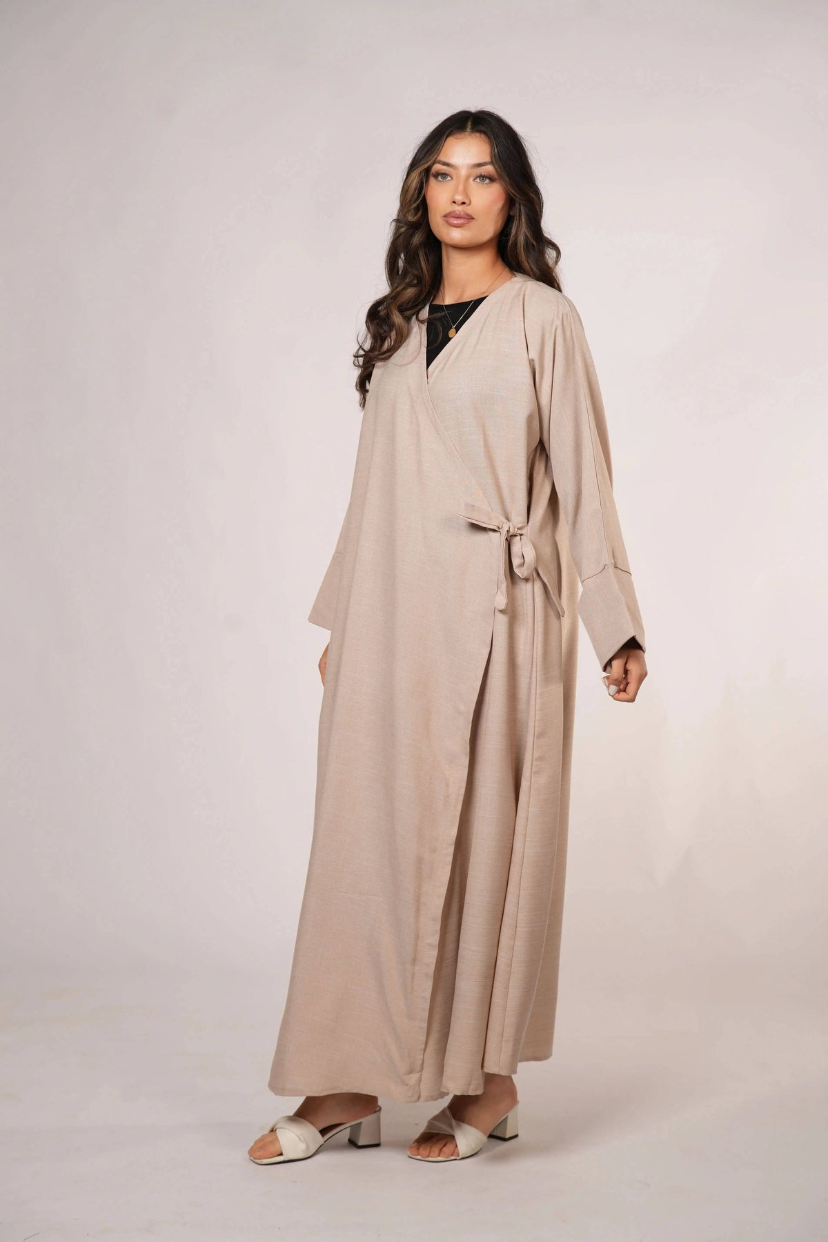 Wickel Abaya Amira Rose von Losyana.Shop, elegante Mode mit rosa Stoff, perfektes Design für stilvolle Abaya-Trage.