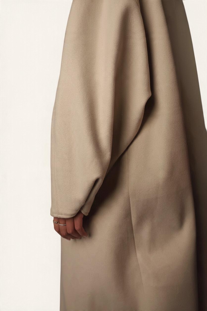 Großer Oversized-Khaki-Mantel der Marke LOSYANA aus weichem Stoff, lang geschnitten und bequem für lässige Looks.
