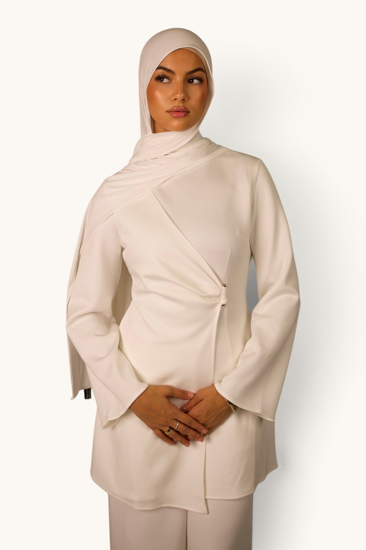 LOSYANA Valencia Zweiteiler in Creme Weiß mit tailliertem Oberteil, Raffung, Gold-Detail und passendem Hijab