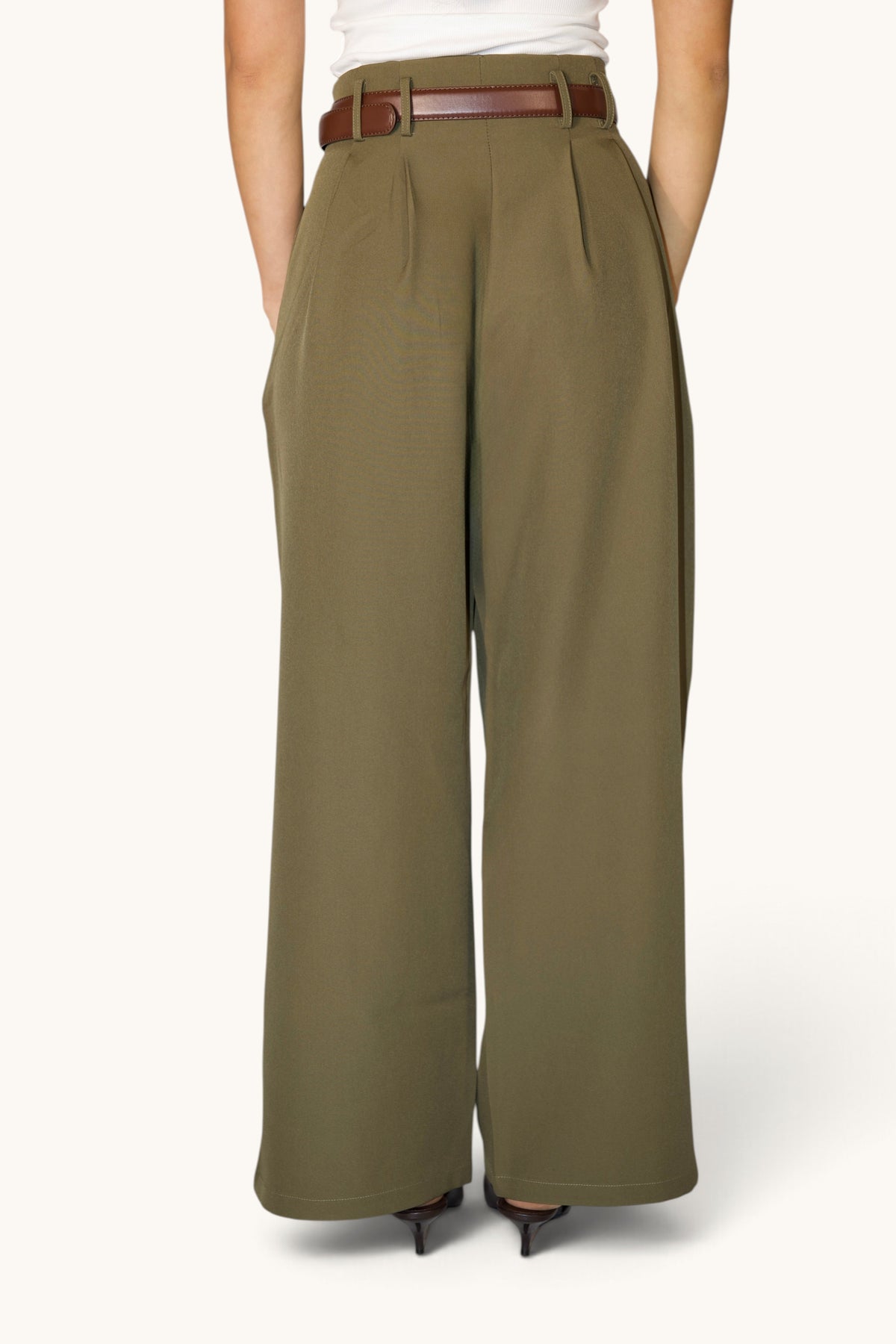Olivefarbene Anzughose von LOSYANA, elegante Hose aus feinem Stoff, perfekt für Business und formelle Anlässe.