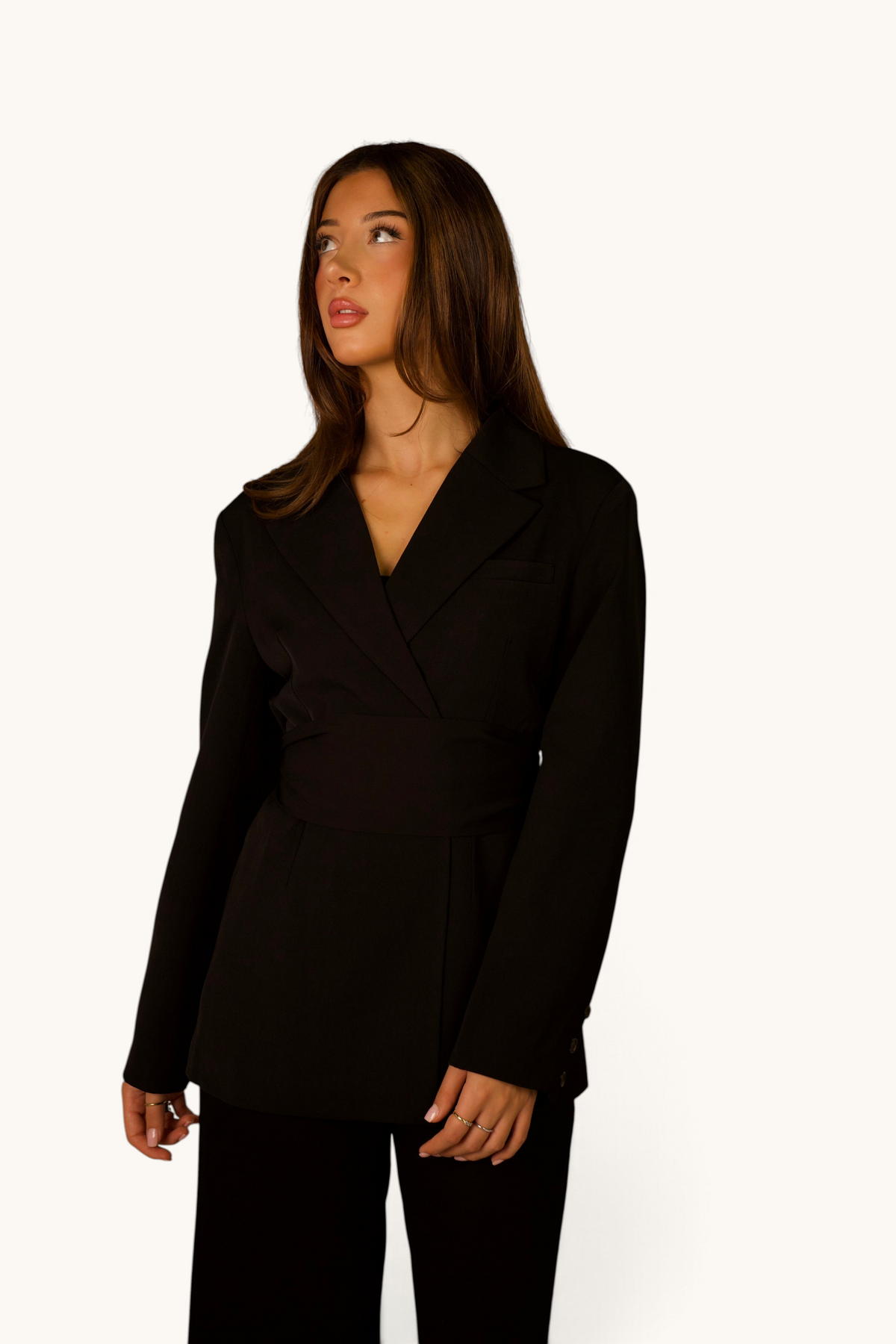 LOSYANA Noble Belted Blazer in Schwarz mit Taillengürtel, getragen von einem Model vor neutralem Hintergrund