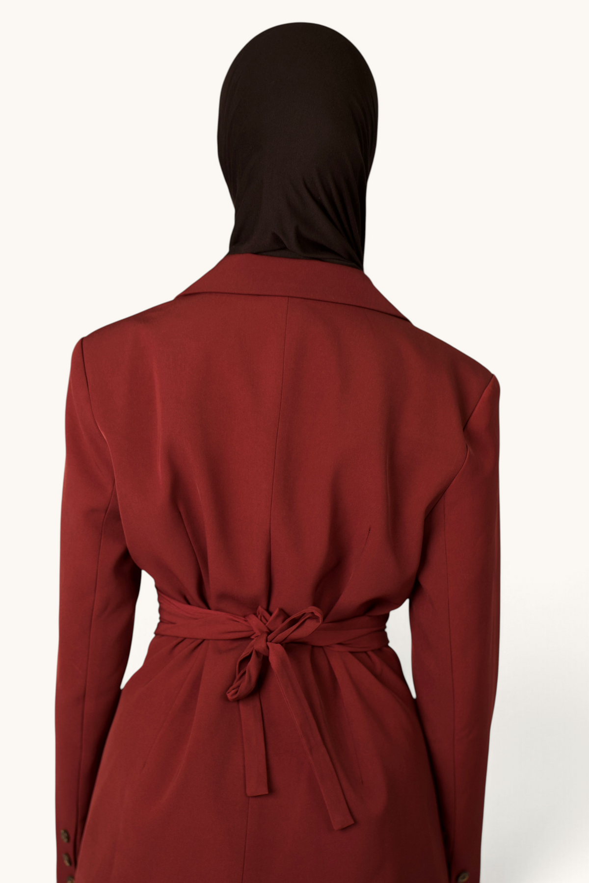 LOSYANA Noble Belted Blazer in Burgunderrot mit abnehmbarem Bindegürtel, Rückansicht an einem Model mit Hijab