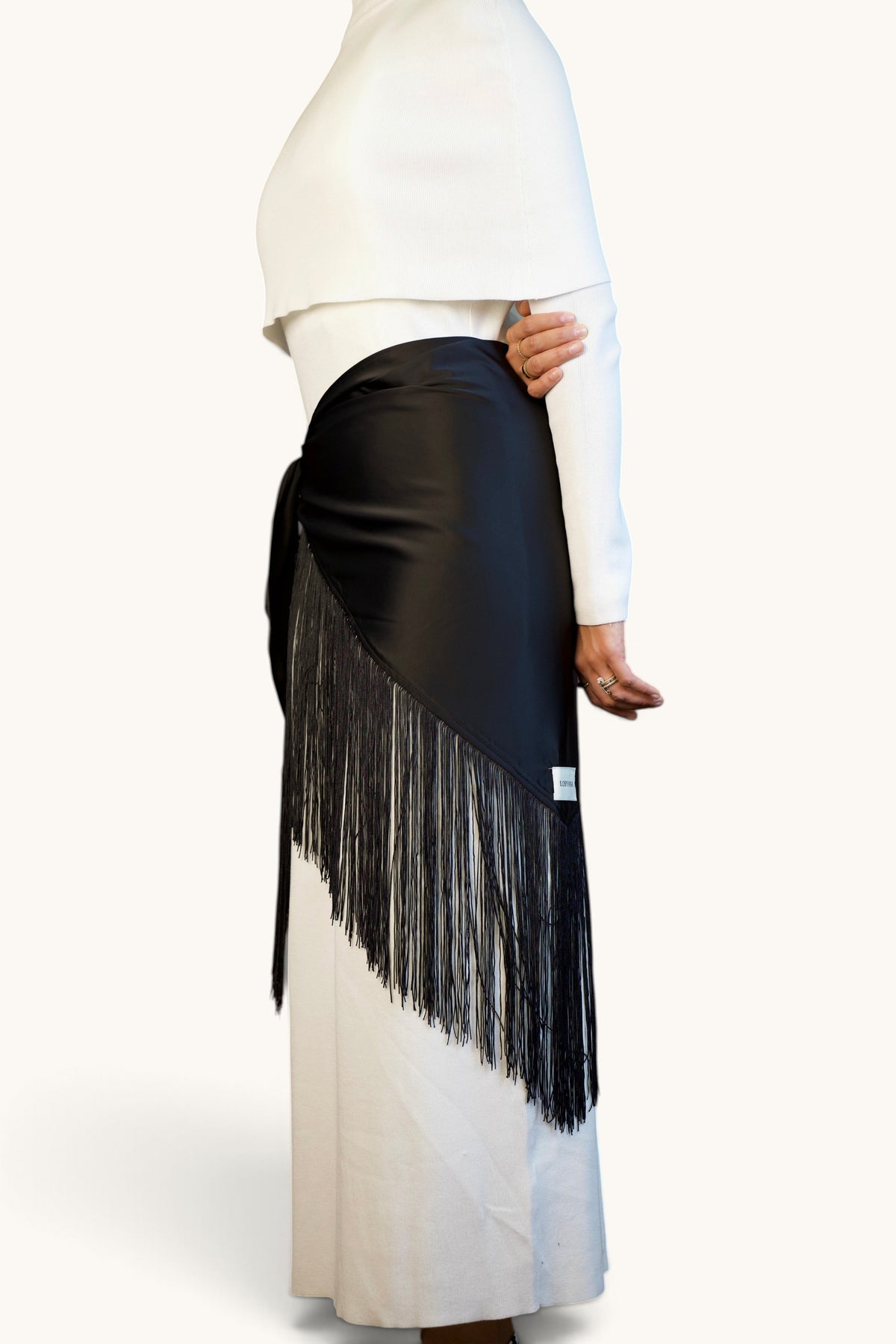 Schwarzes Fransen Cape von LOSYANA, elegantes Oberteil mit langen Fransen, modischer Boho-Look, vorne sichtbar.