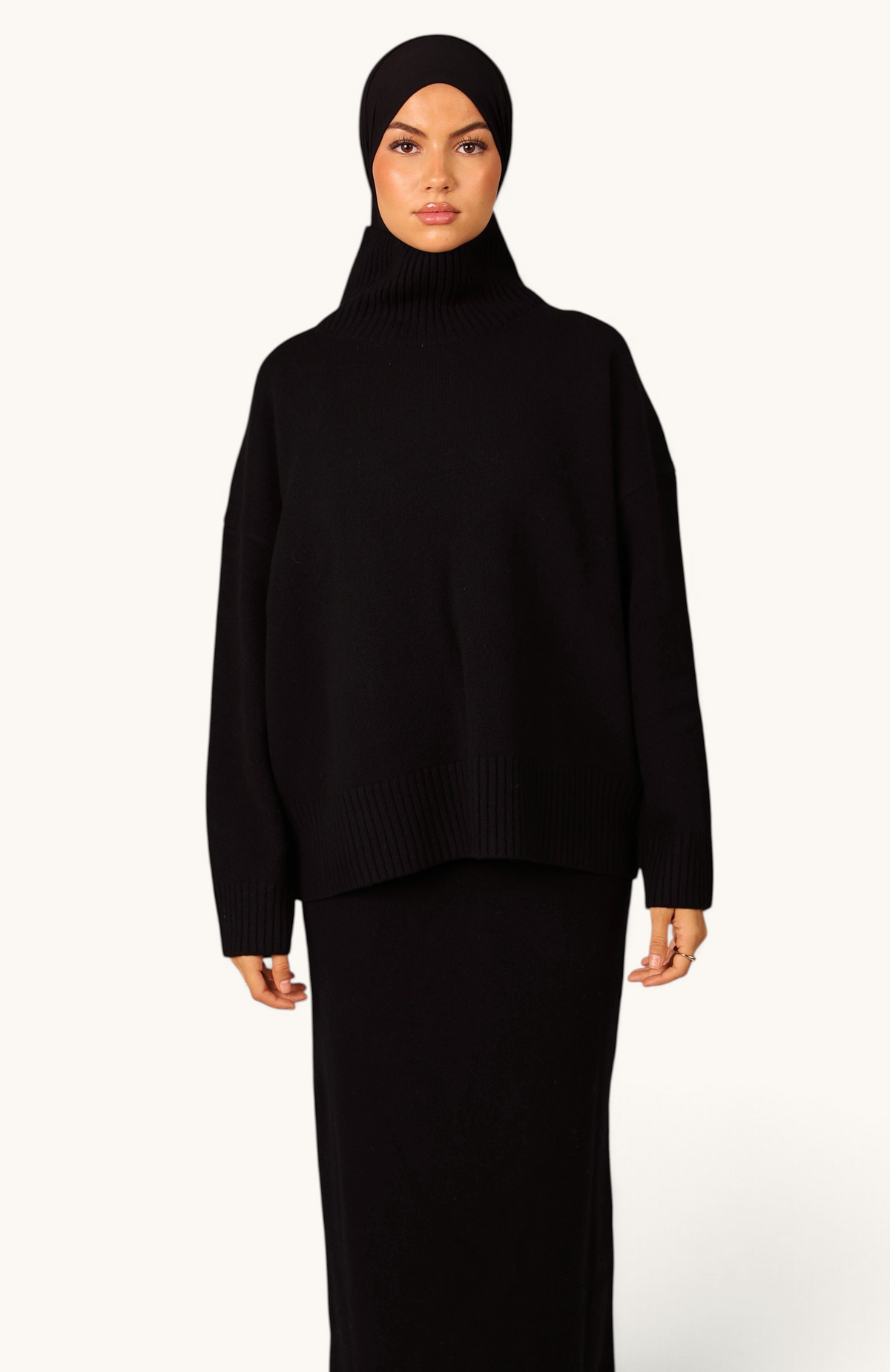 LOSYANA schwarzer Wollpullover mit Stehkragen und lockerem Schnitt, getragen von einem Model mit schwarzem Hijab.