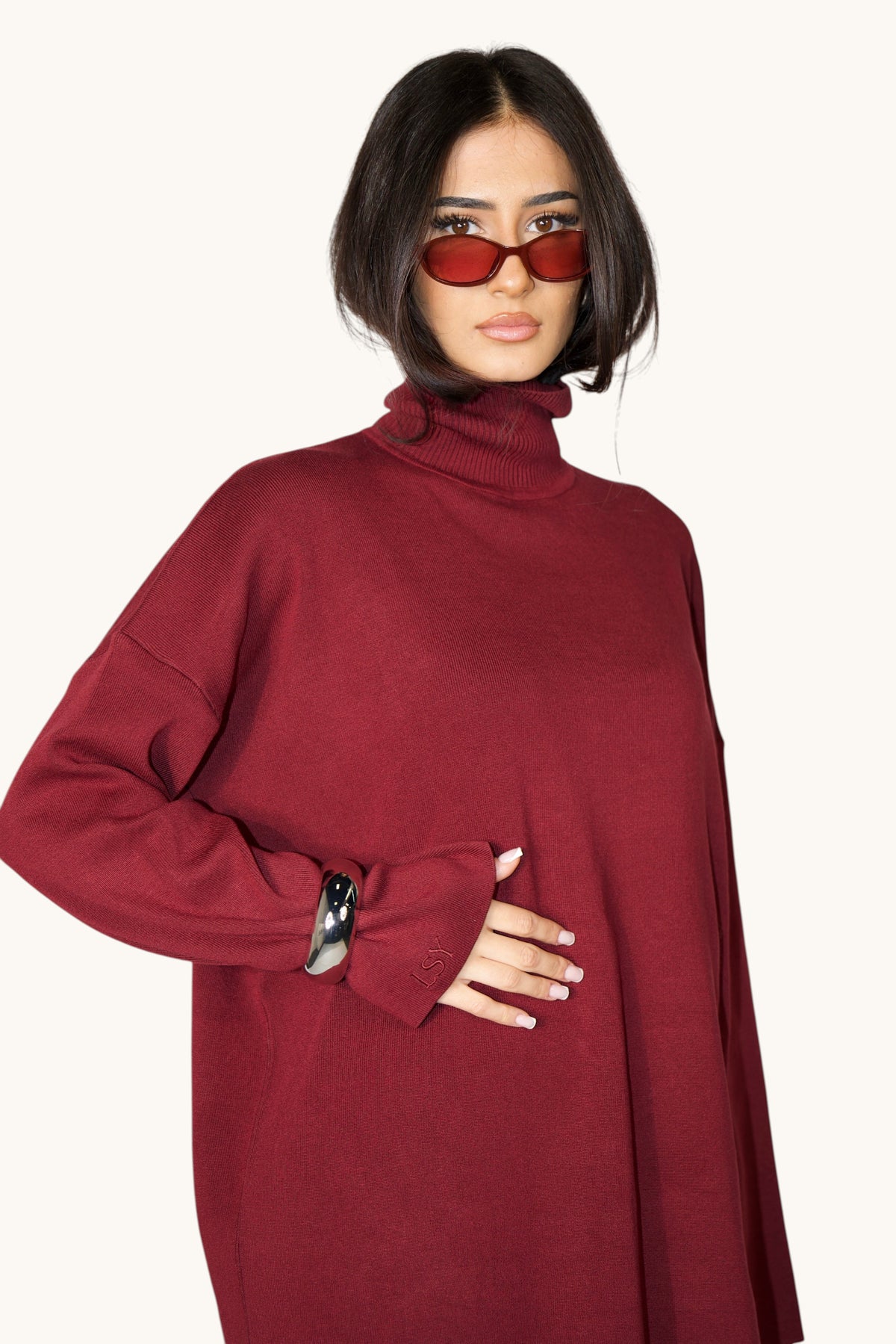 LOSYANA Rollkragenpullover in Bordeaux aus weicher Viskose mit elegantem Schnitt und silbernem Armreif