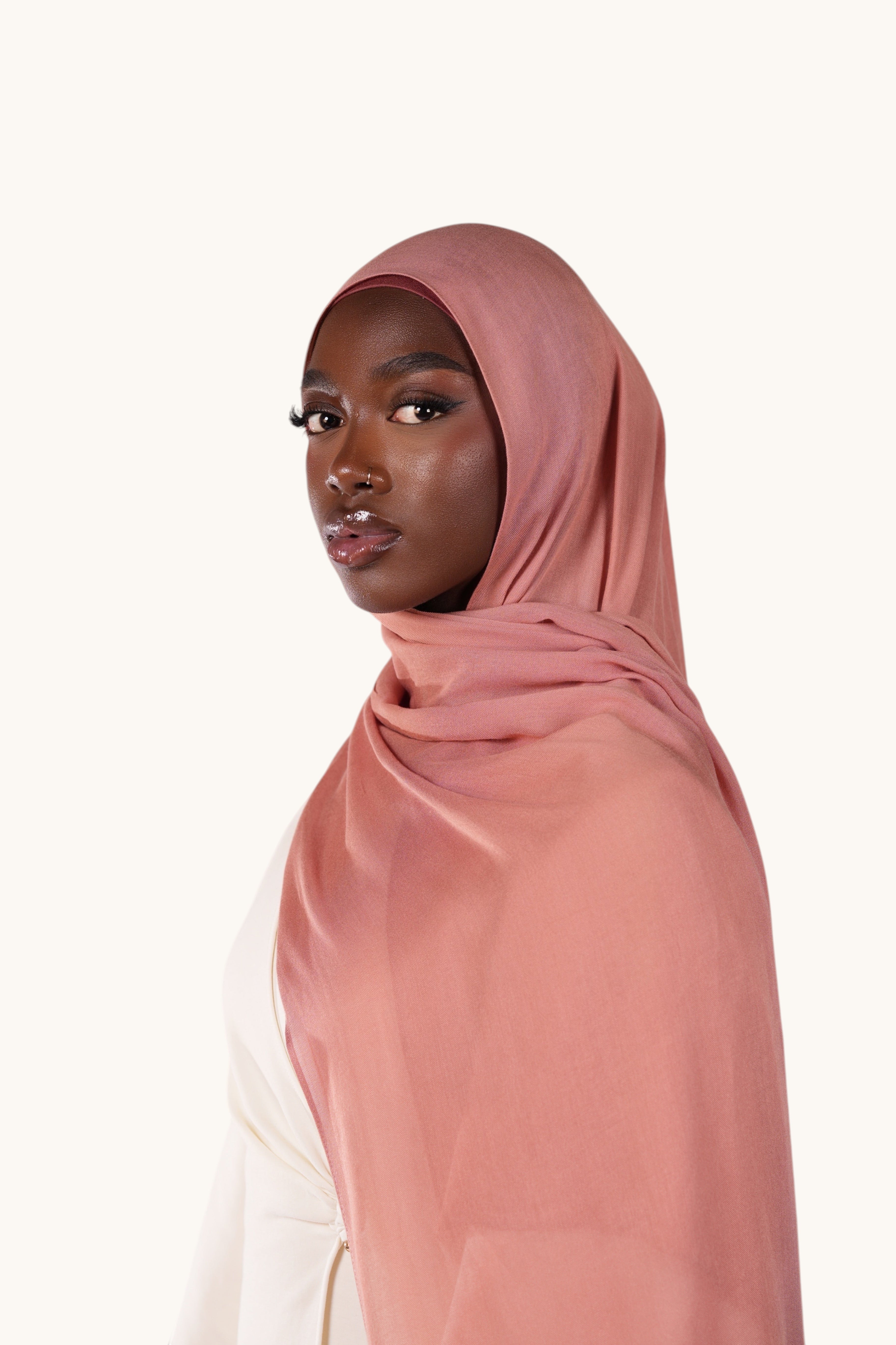 Leichter Modal-Hijab in Dusty Rose von LOSYANA, weiches und elegantes Kopftuch aus modalem Material.