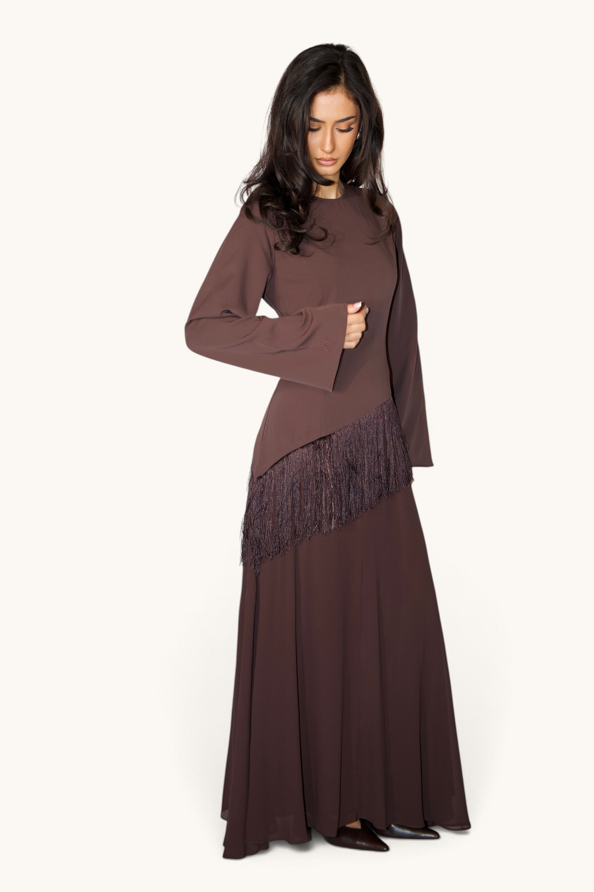 Losyana Corset Kleid mit Fransen in Espresso, eng anliegendes Modekleid mit dekorativen Fransen und eleganter Passform.