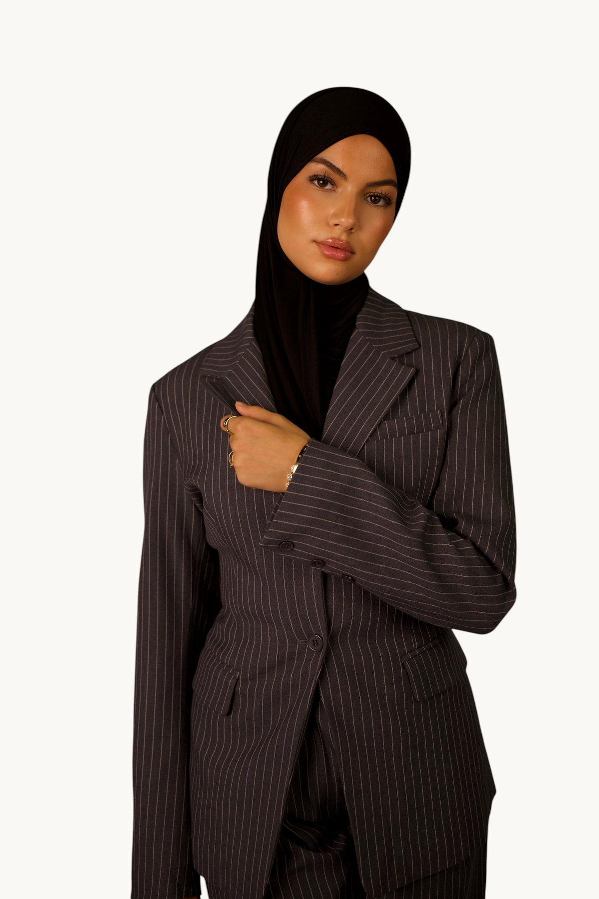 LOSYANA Nadelstreifen Blazer in Grau mit doppelter Knopfleiste und taillierter Passform an einem Model mit Hijab