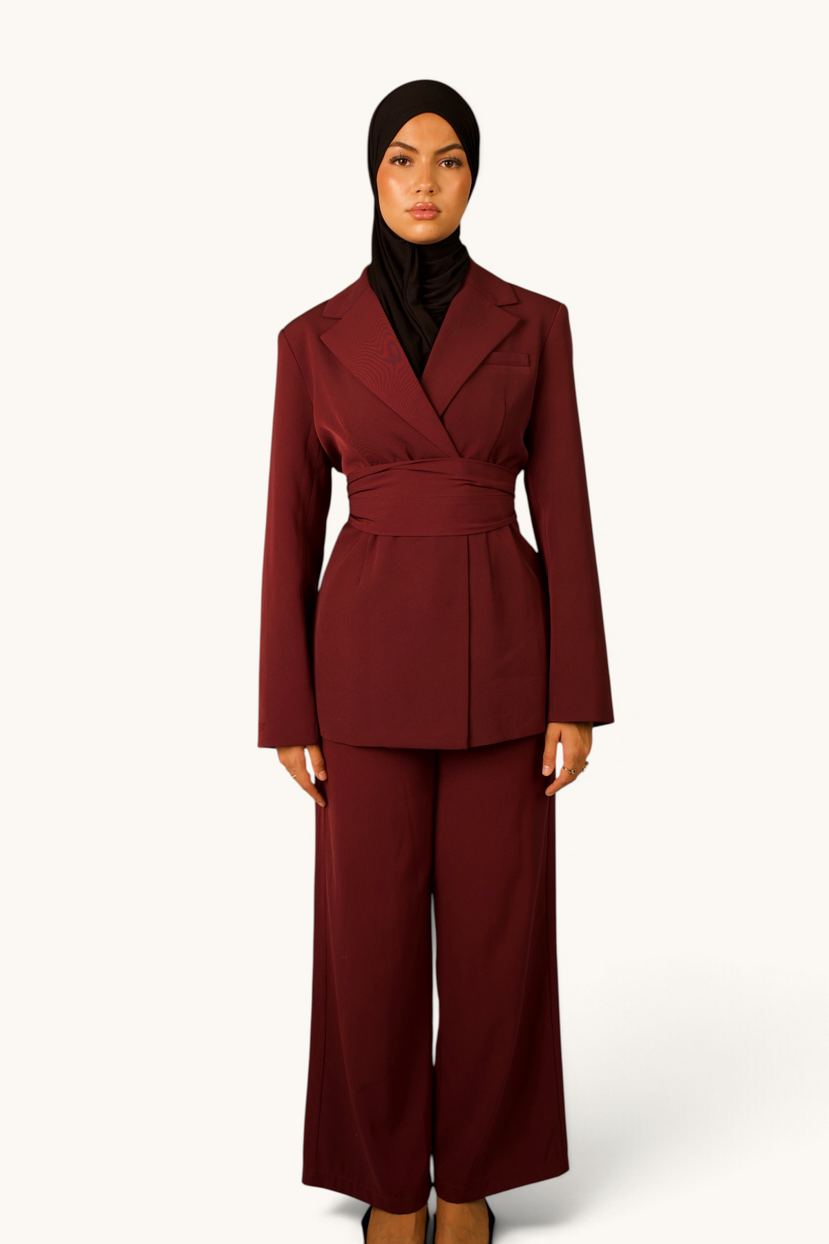 LOSYANA Noble Belted Blazer in Burgunderrot mit abnehmbarem Gürtel, getragen von einem Model mit schwarzem Hijab.