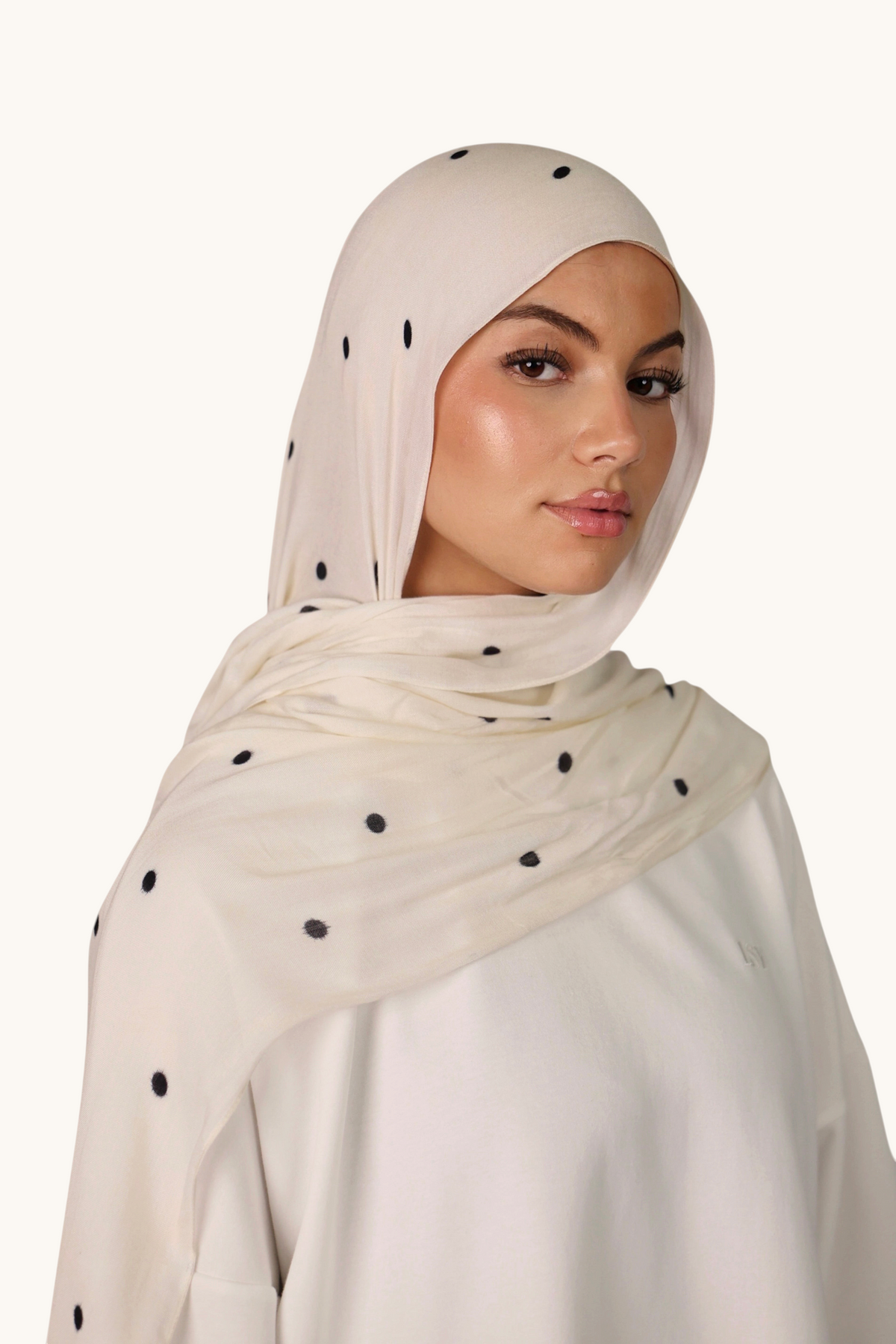 LOSYANA Hijab aus leichtem Modal in Creme mit schwarzen Velour-Punkten, getragen von einem Model