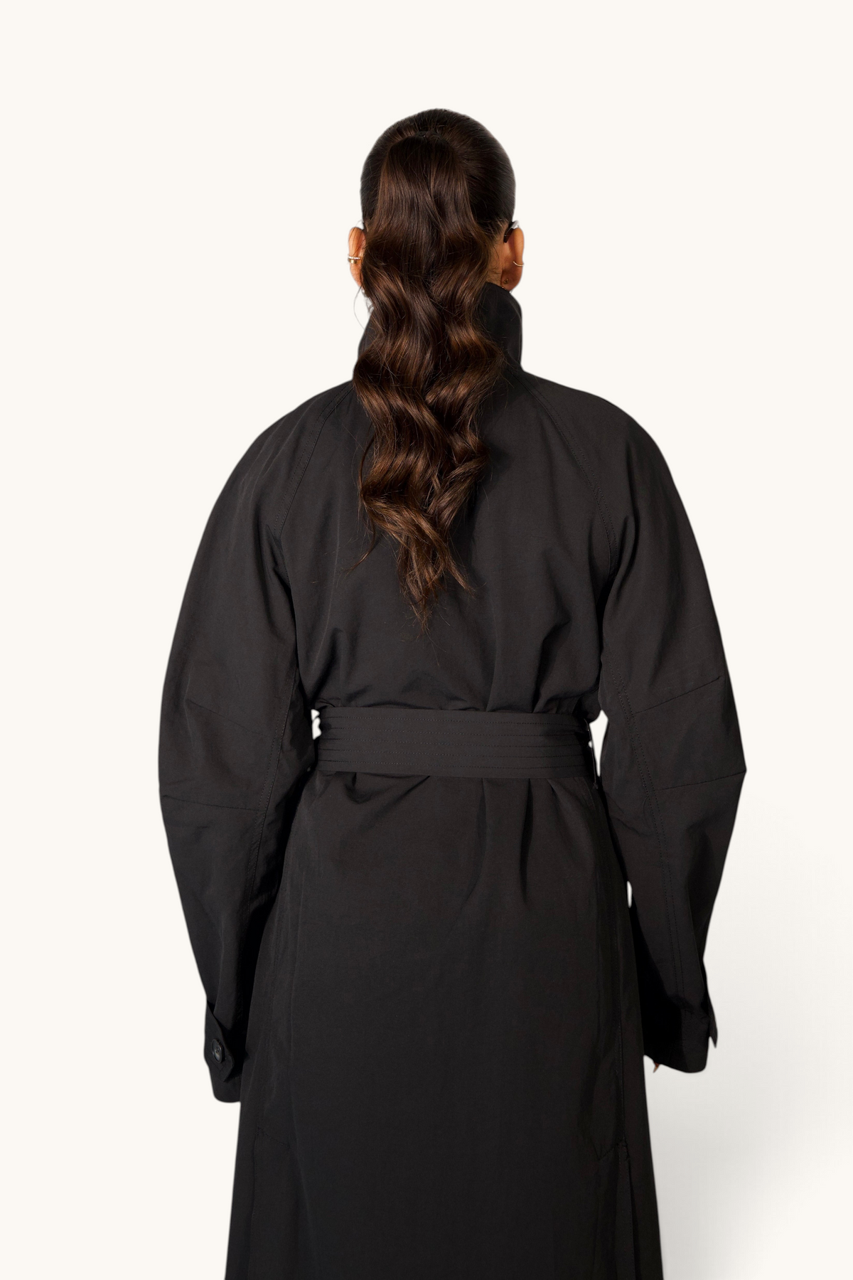 Schwarzer langer Trenchcoat von LOSYANA, eleganter Mantel aus wetterfestem Stoff, mit Reißverschluss und Gürtel.