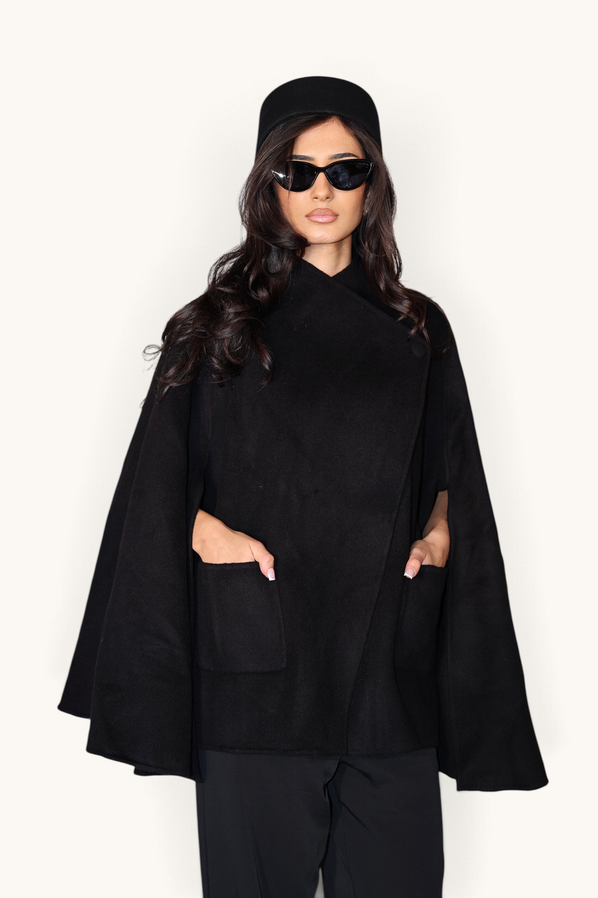 Schwarze Wollcape-Jacke von LOSYANA, elegante Damenjacke mit warmem, weichem Wollstoff, stilvoll und vielseitig.