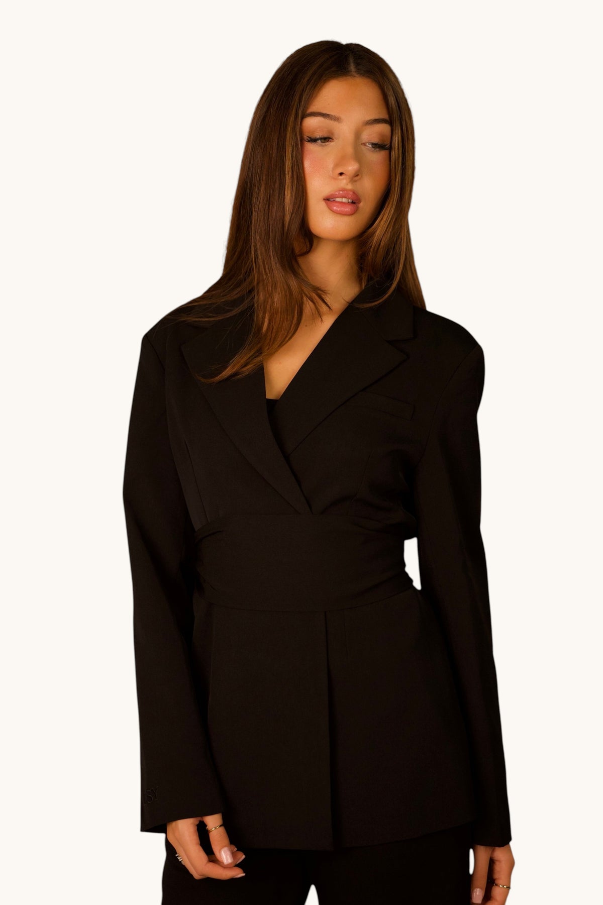 LOSYANA Noble Belted Blazer in Schwarz mit abnehmbarem Gürtel an einem Model