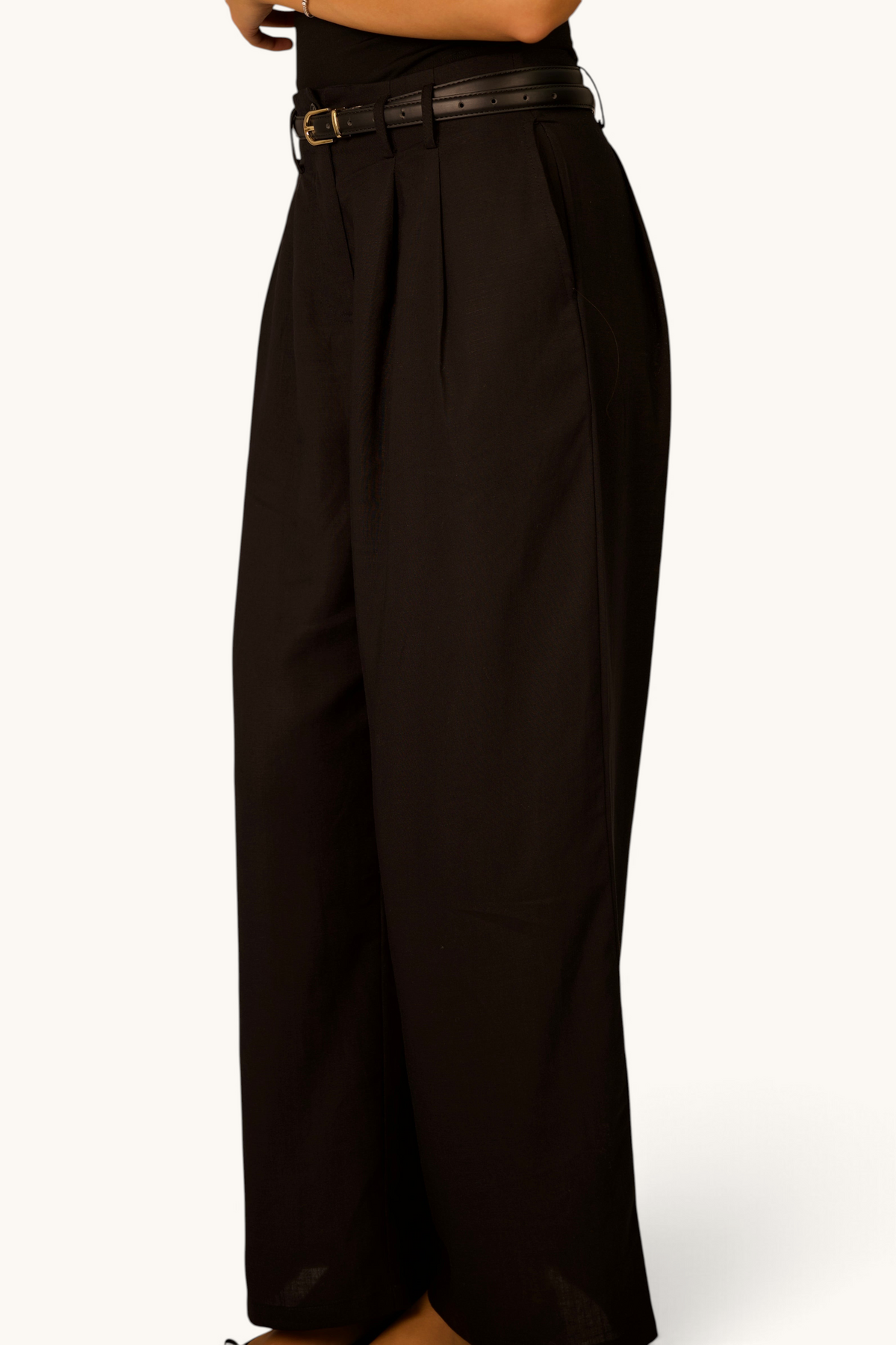 LOSYANA Premium Leinenhose in Schwarz mit weitem Bein, Gürtel und lockerer Passform an einem Model