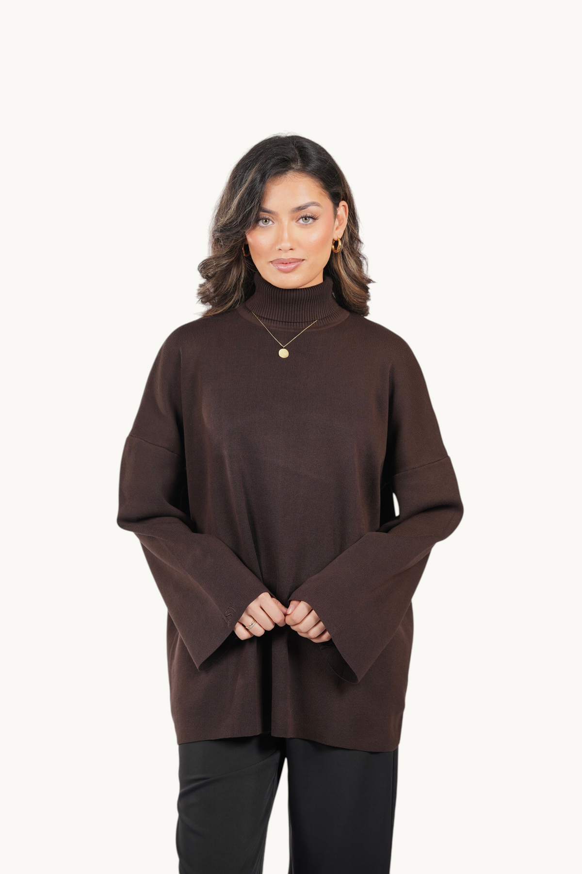 LOSYANA Rollkragenpullover in Espresso aus weicher Viskose mit weiten Ärmeln an einem Model