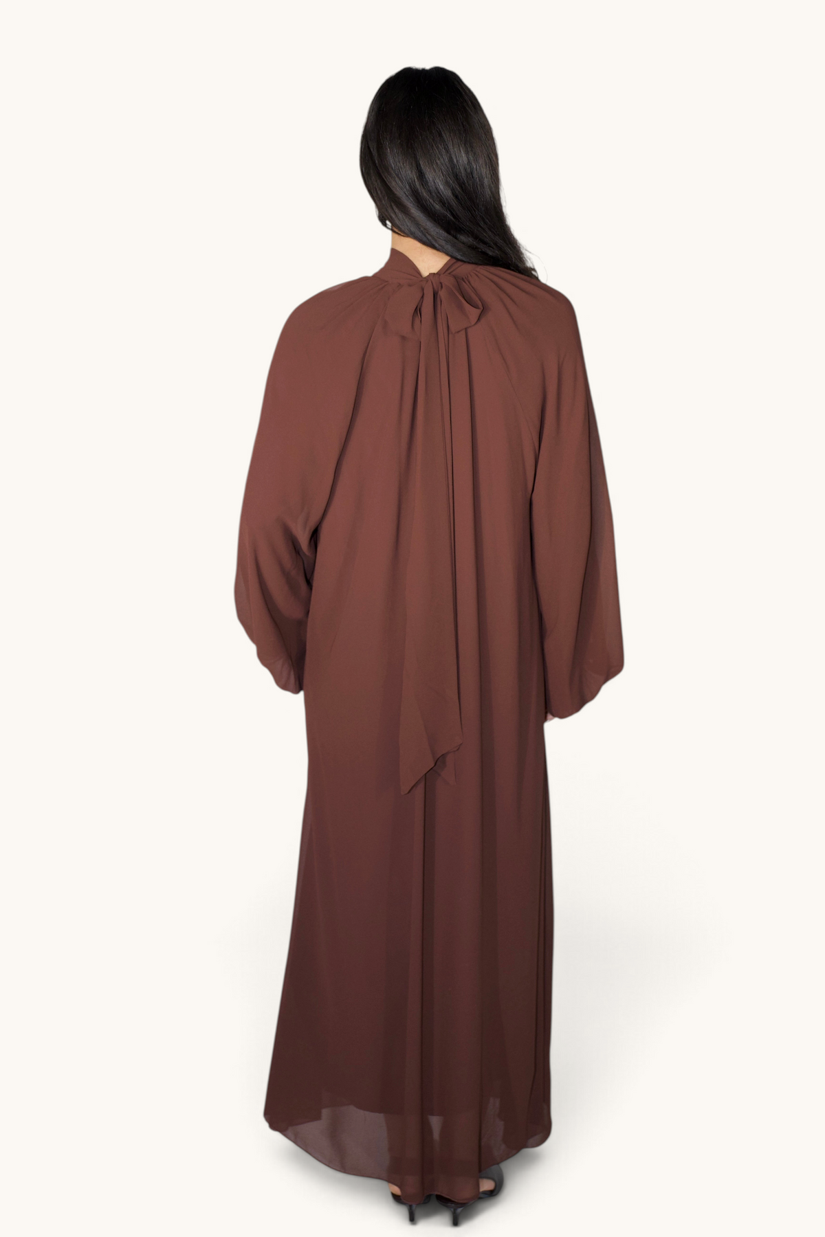LOSYANA Maxikleid aus espressofarbenem Chiffon mit Ballonärmeln und Bindekragen, Rückansicht