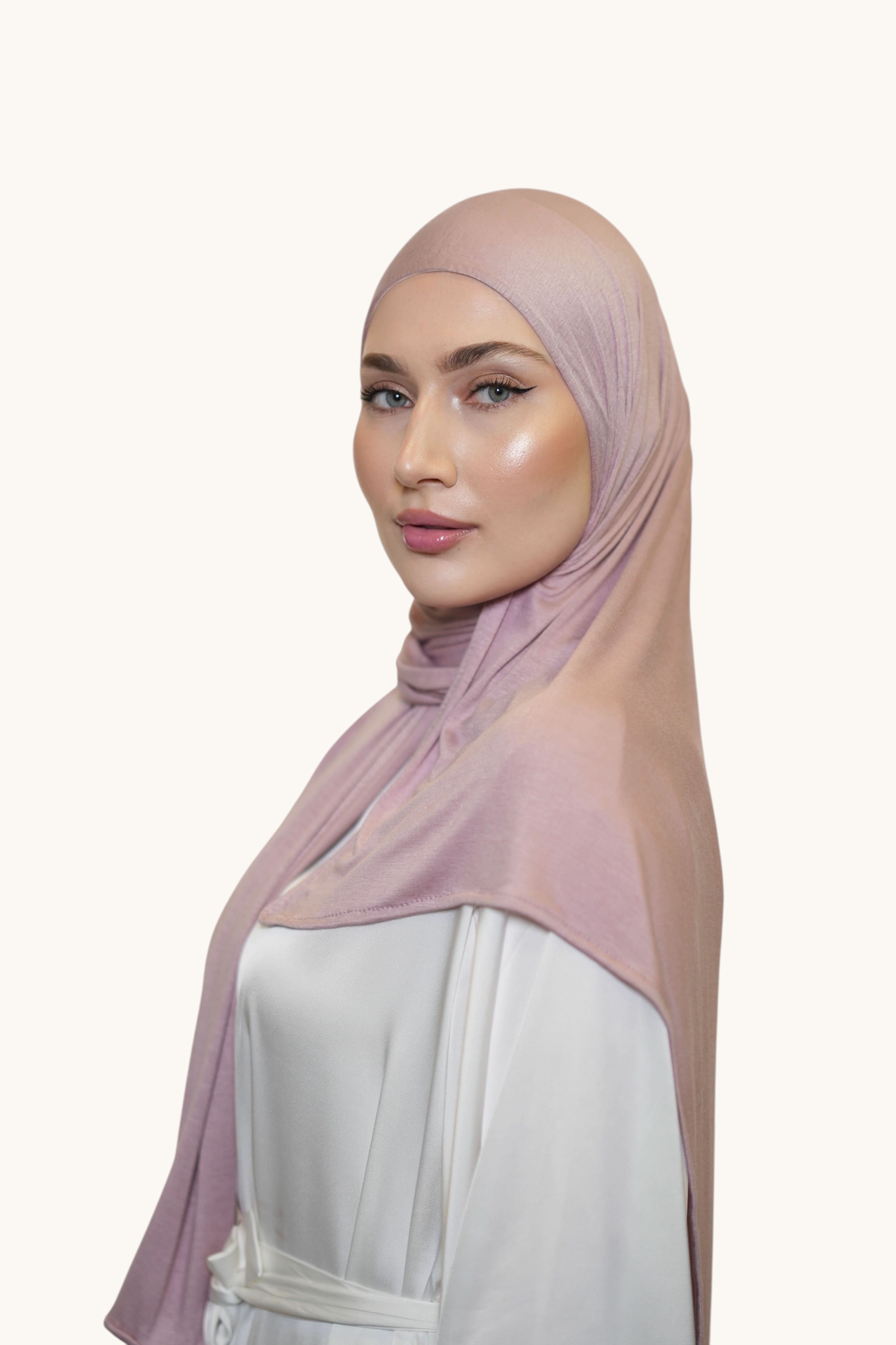 Himbeerrosa Vela Jersey Hijab von Losyana.Shop, weiche, bequeme Kopftuchstoff mit elegantem Schnitt, auf einem weißen Hintergrund.