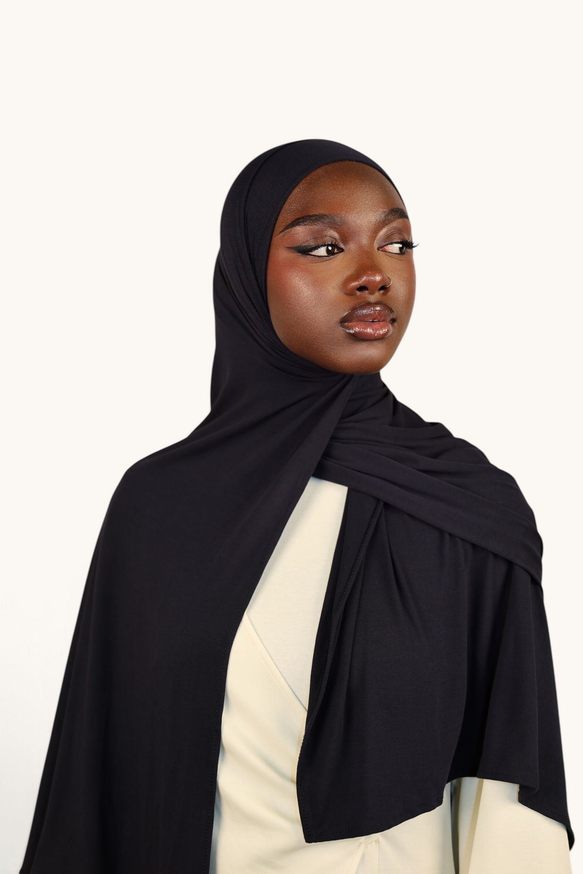 Navy Breeze Jersey Hijab von Losyana.Shop, weich und bequem, zeigt den Stoff und das Design des eleganten Kopftuchs.