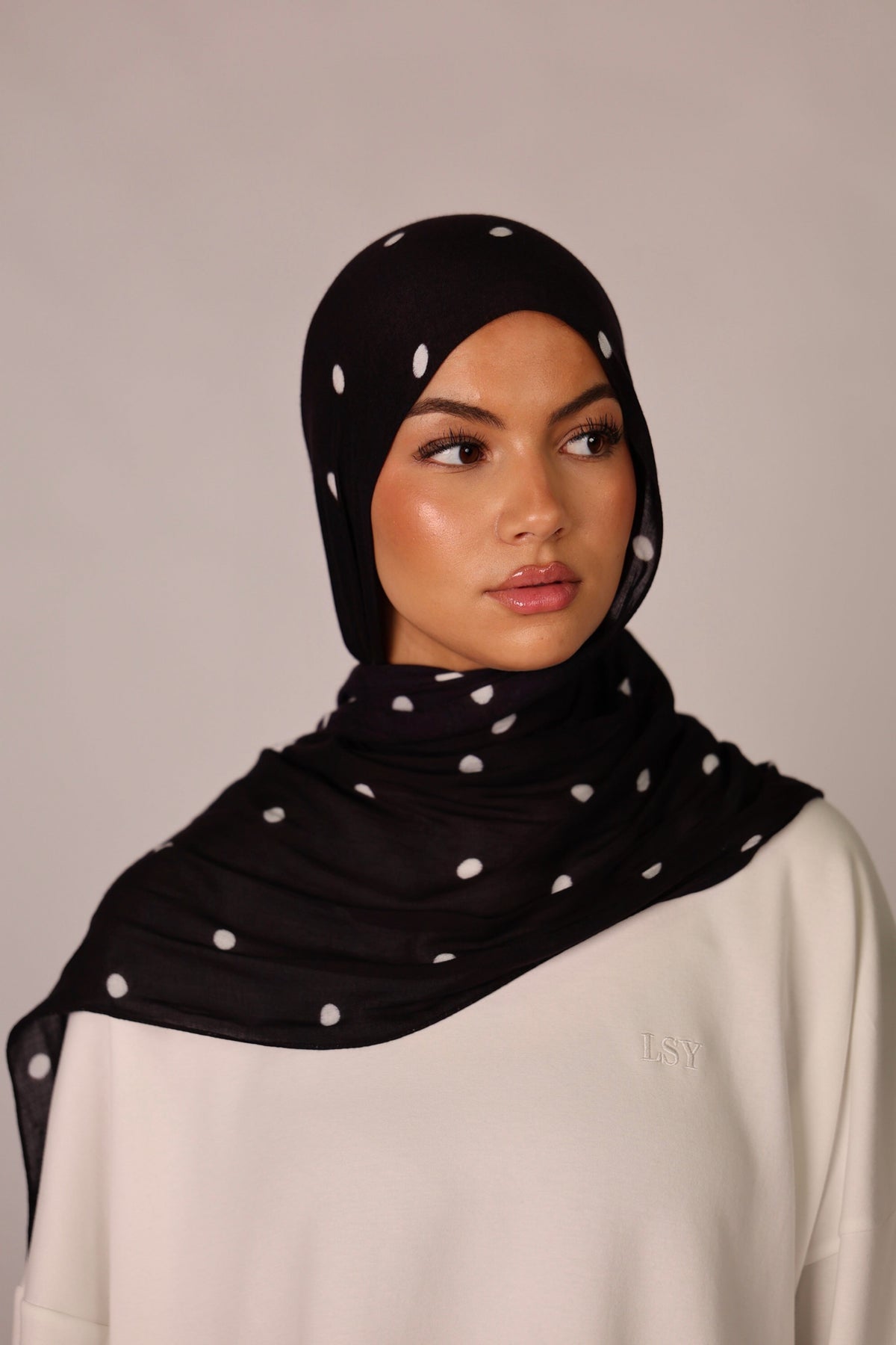 LOSYANA leichter schwarzer Modal Hijab mit Velour-Punkten, getragen von einem Model für einen eleganten Look.
