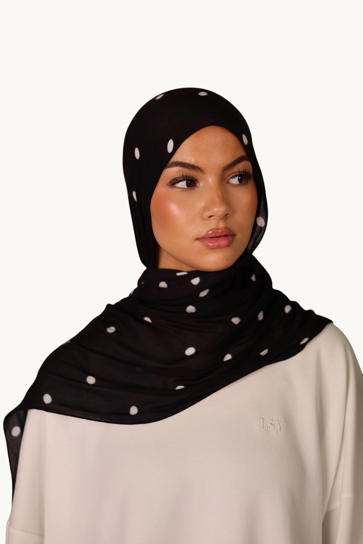 LOSYANA leichter schwarzer Modal Hijab mit Velour-Punkten, getragen von einem Model für einen eleganten Look.